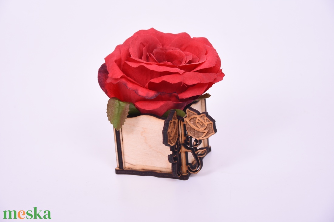 Örök rózsa gravírozott fa dobozban - otthon & életmód - dekoráció - asztal és polc dekoráció - díszdoboz - Meska.hu