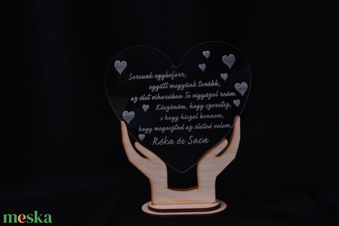 Gravírozott szülőköszöntő plexi szív - esküvő - emlék & ajándék - szülőköszöntő ajándék - Meska.hu