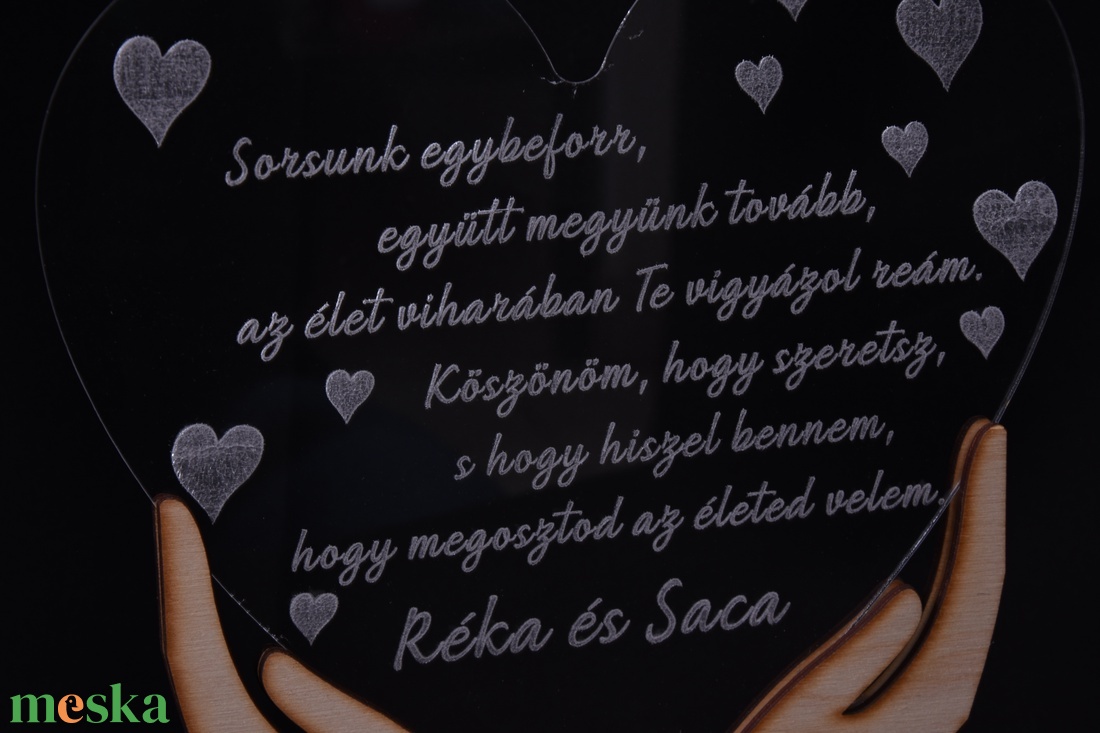 Gravírozott szülőköszöntő plexi szív - esküvő - emlék & ajándék - szülőköszöntő ajándék - Meska.hu
