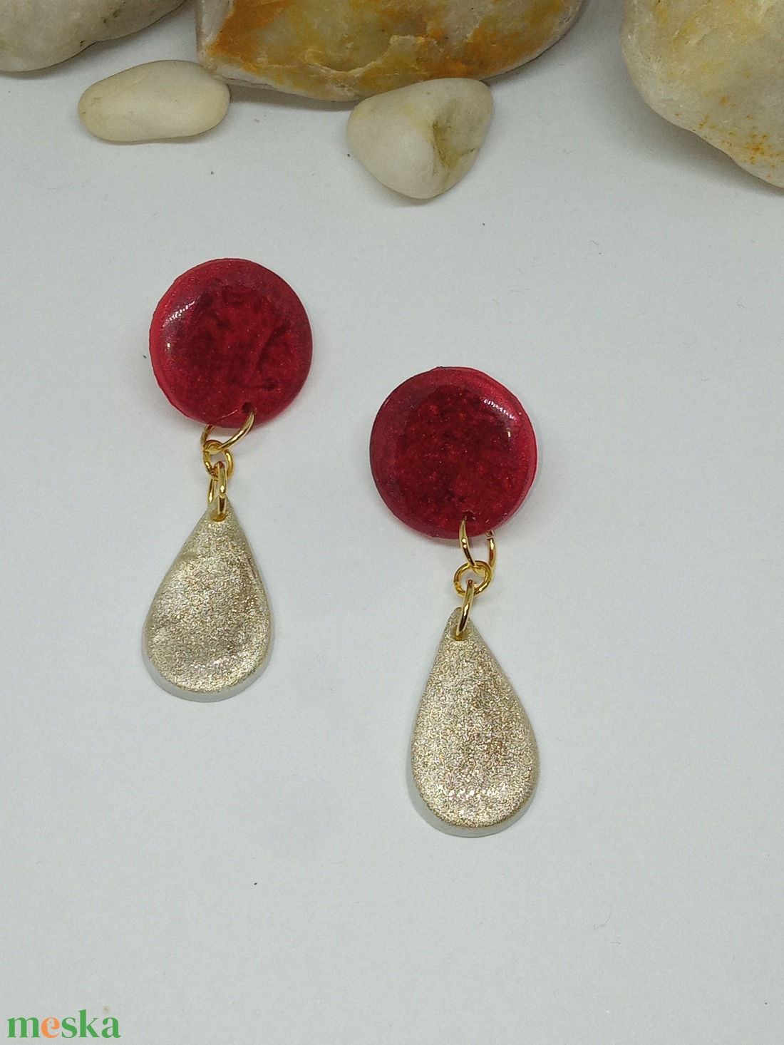 Karácsonyi vörös csillogás - ékszer - fülbevaló - lógó fülbevaló - Meska.hu