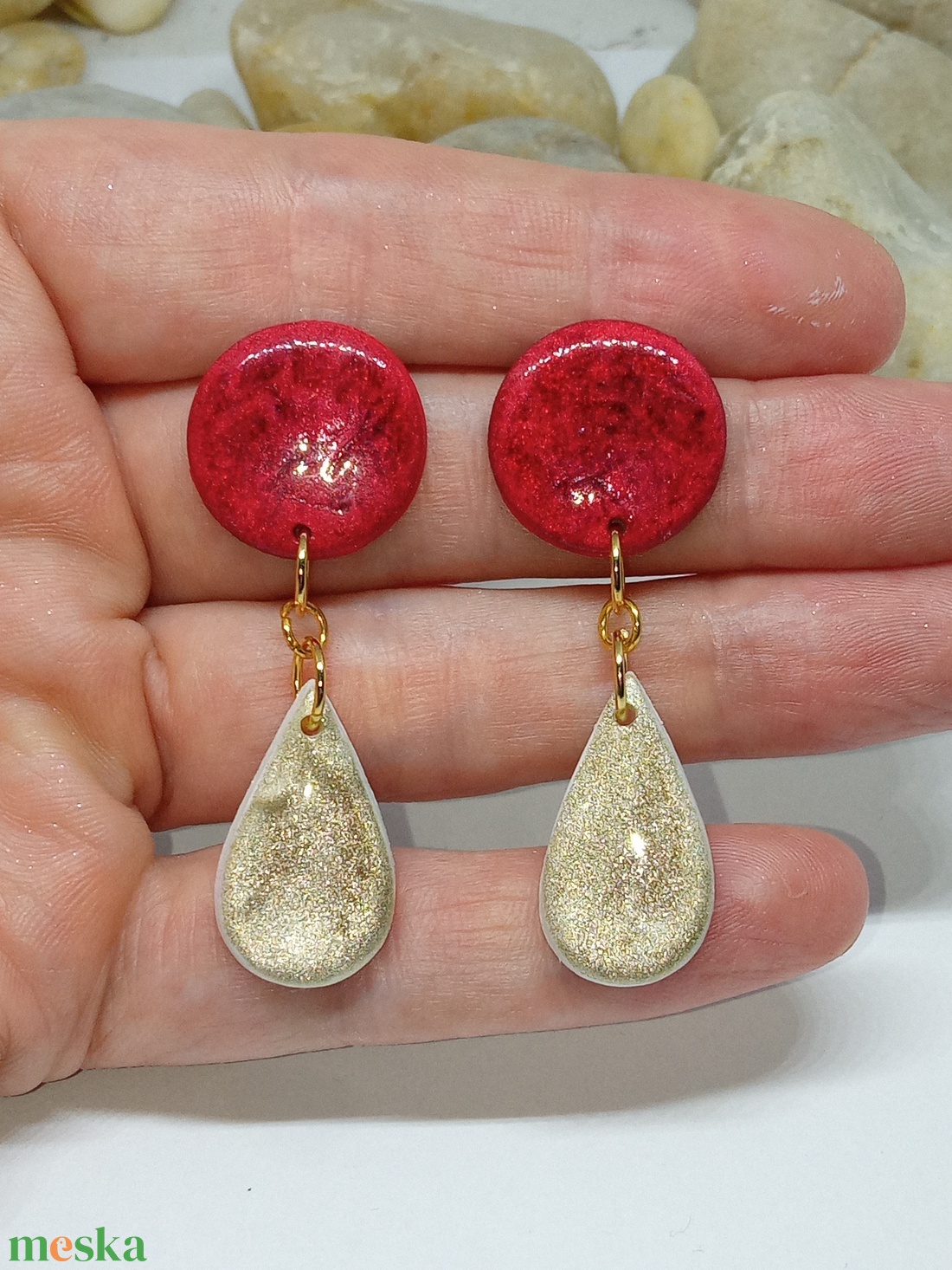 Karácsonyi vörös csillogás - ékszer - fülbevaló - lógó fülbevaló - Meska.hu