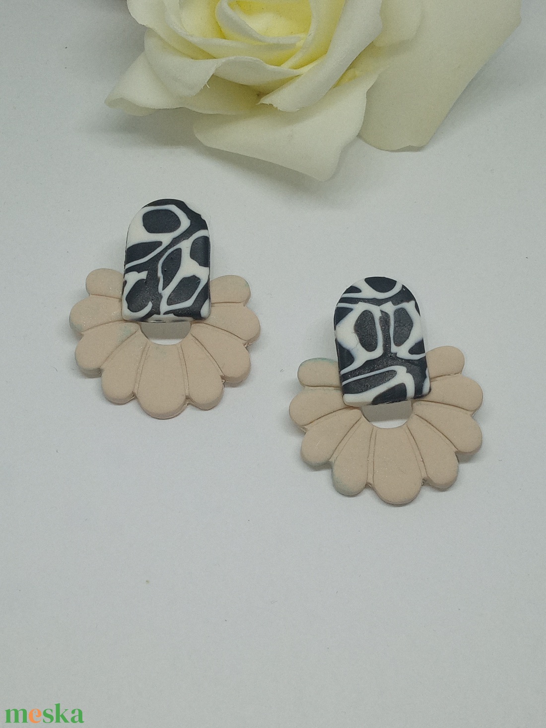 Krém színű margaréta - ékszer - fülbevaló - klipsz - Meska.hu