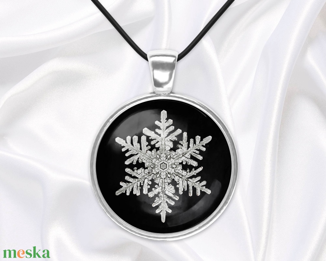 Fekete-fehér üveglencsés medál hópehellyel - ékszer - nyaklánc - medál - Meska.hu