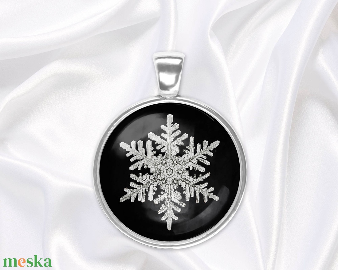 Fekete-fehér üveglencsés medál hópehellyel - ékszer - nyaklánc - medál - Meska.hu