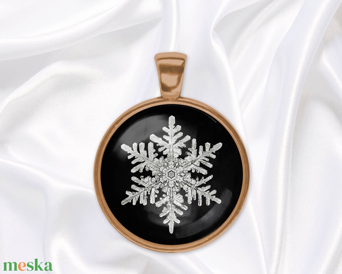 Fekete-fehér üveglencsés medál hópehellyel - ékszer - nyaklánc - medál - Meska.hu