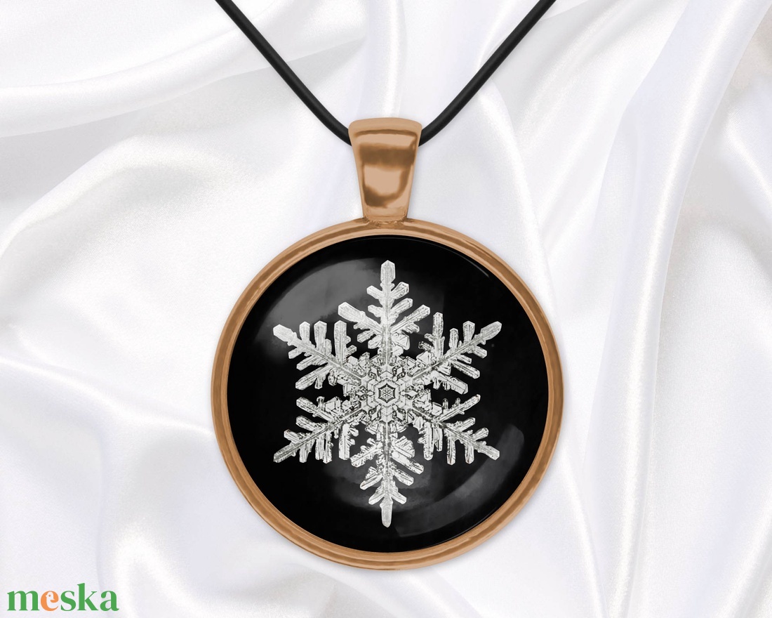 Fekete-fehér üveglencsés medál hópehellyel - ékszer - nyaklánc - medál - Meska.hu