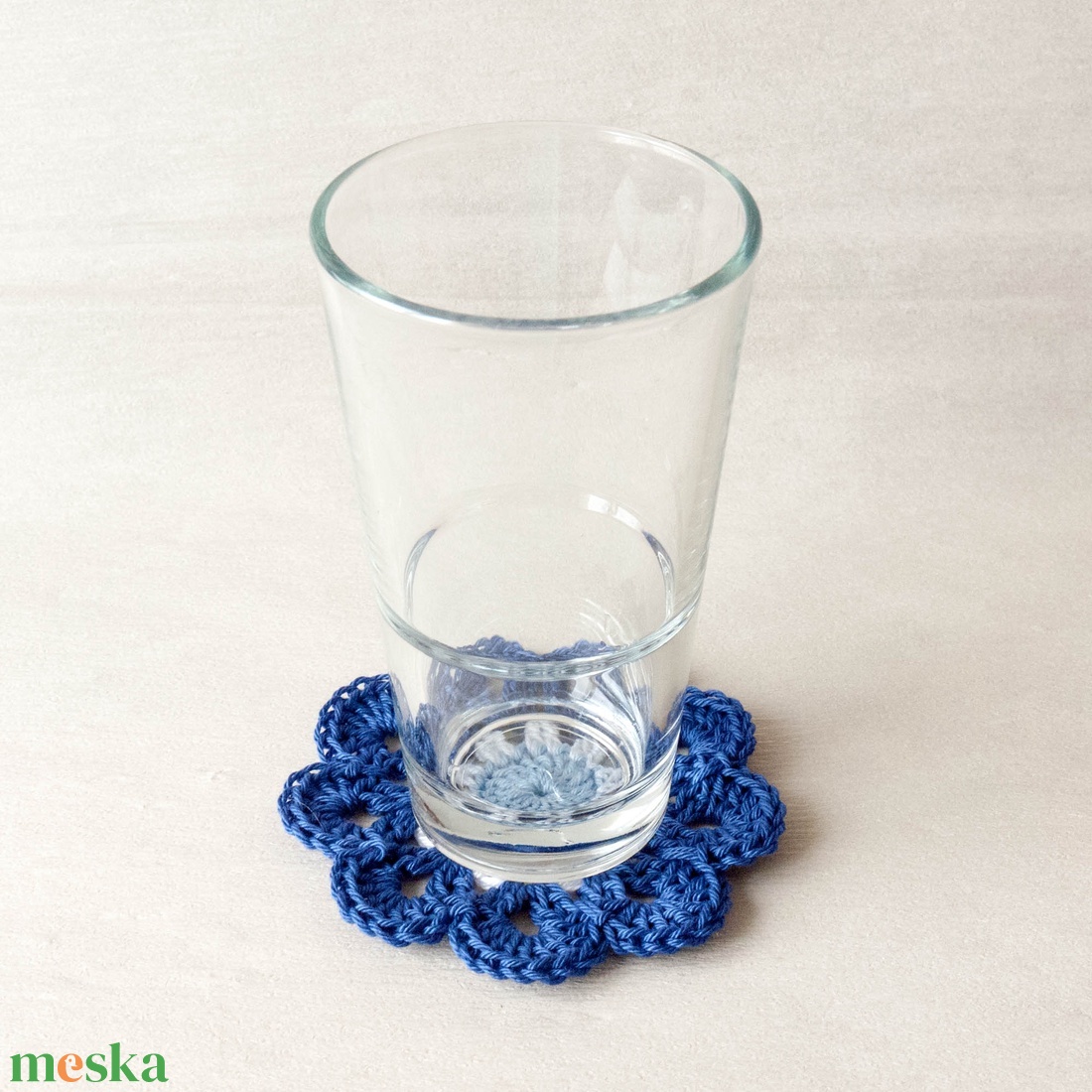 2 db virág alakú horgolt poháralátét, kék-fehér-világoskék - otthon & életmód - konyhafelszerelés, tálalás - tálalás - tányér- és poháralátét - Meska.hu