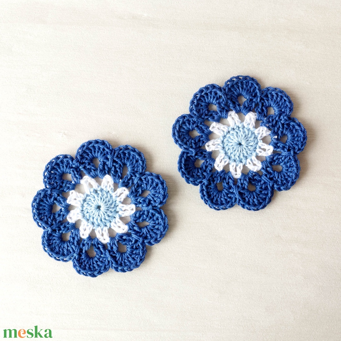 2 db virág alakú horgolt poháralátét, kék-fehér-világoskék - otthon & életmód - konyhafelszerelés, tálalás - tálalás - tányér- és poháralátét - Meska.hu