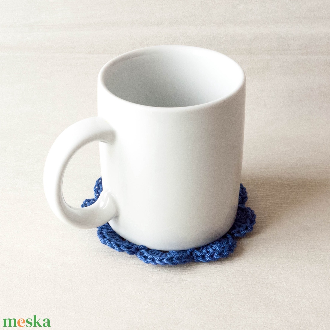 2 db virág alakú horgolt poháralátét, kék-fehér-világoskék - otthon & életmód - konyhafelszerelés, tálalás - tálalás - tányér- és poháralátét - Meska.hu