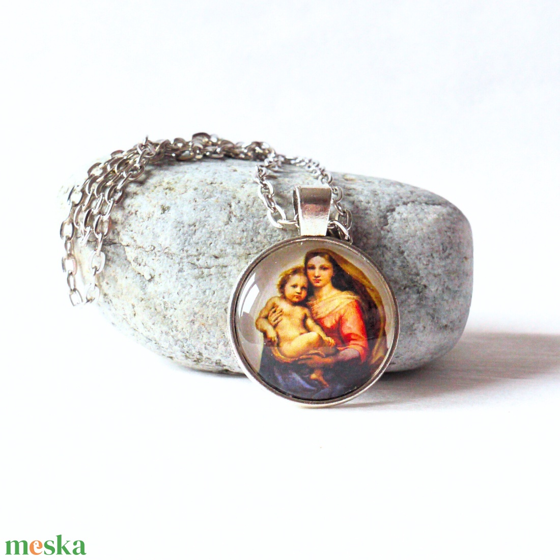 Madonna gyermekével medál, üveglencsés medál Raffaello festményével, anyák napi ajándék - ékszer - nyaklánc - medál - Meska.hu Madonna gyermekével medál, üveglencsés medál Raffaello festményével, anyák napi ajándék - ékszer - nyaklánc - medál - Meska.hu