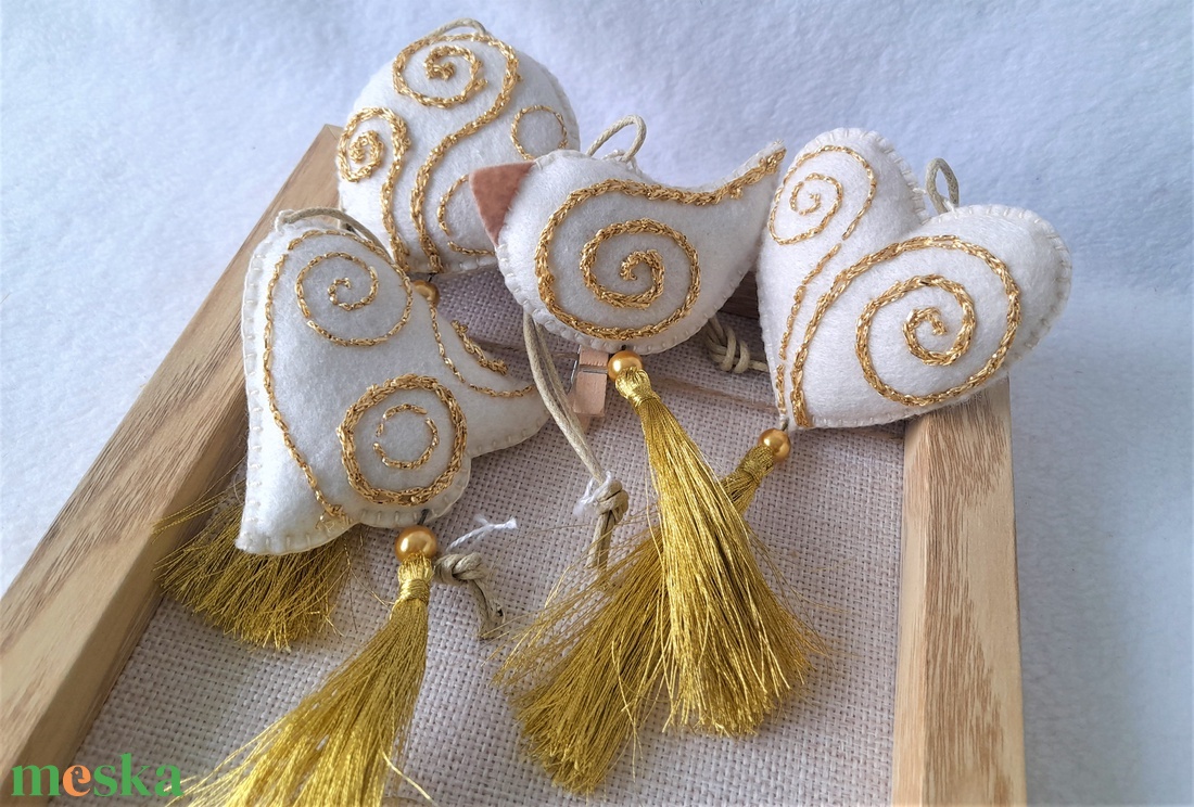 Arany karácsonyi bojt díszek. - karácsony - karácsonyi lakásdekoráció - karácsonyfadíszek - Meska.hu Arany karácsonyi bojt díszek. - karácsony - karácsonyi lakásdekoráció - karácsonyfadíszek - Meska.hu