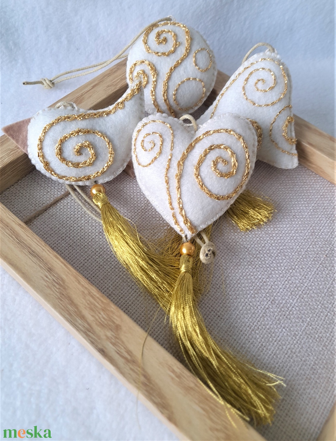 Arany karácsonyi bojt díszek. - karácsony - karácsonyi lakásdekoráció - karácsonyfadíszek - Meska.hu Arany karácsonyi bojt díszek. - karácsony - karácsonyi lakásdekoráció - karácsonyfadíszek - Meska.hu