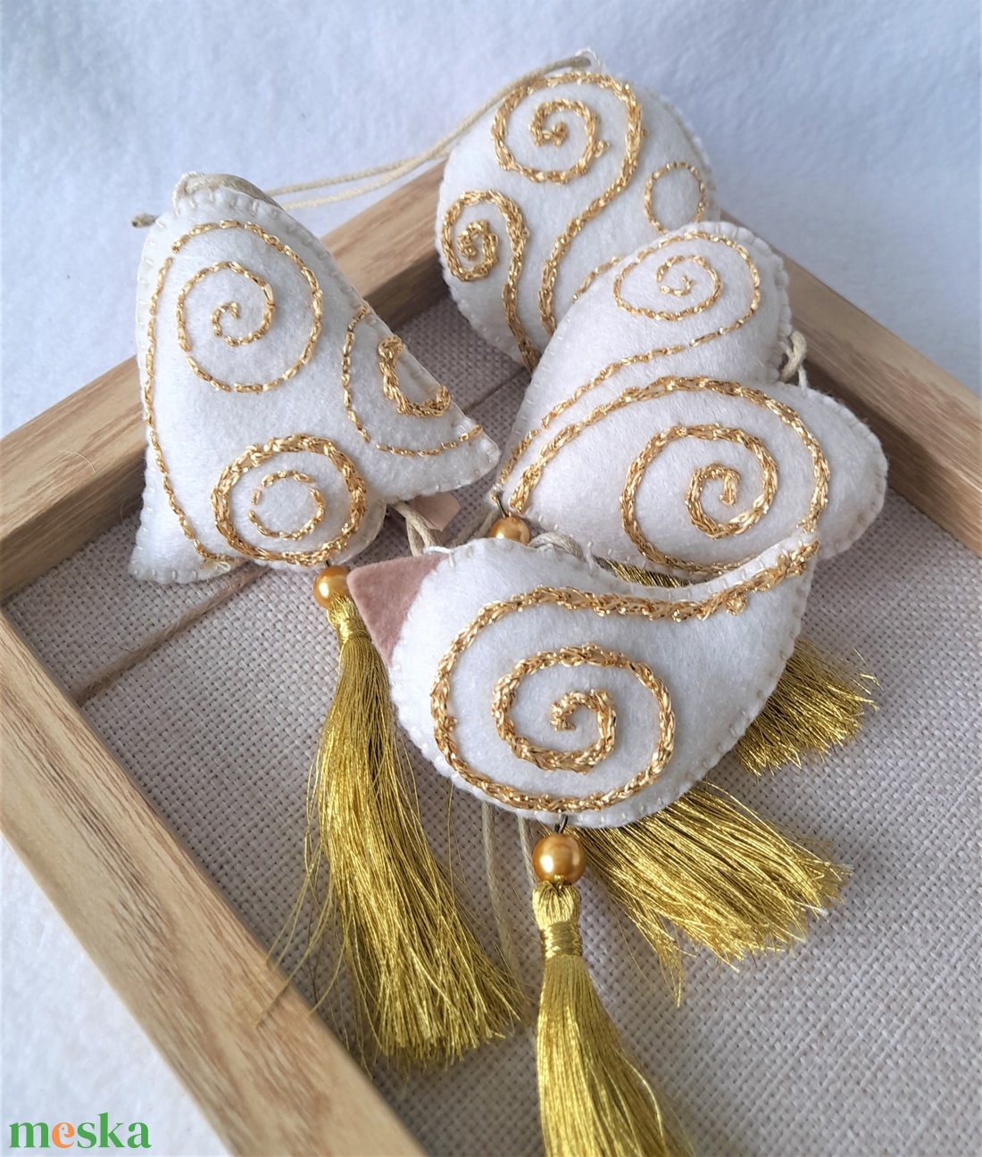 Arany karácsonyi bojt díszek. - karácsony - karácsonyi lakásdekoráció - karácsonyfadíszek - Meska.hu Arany karácsonyi bojt díszek. - karácsony - karácsonyi lakásdekoráció - karácsonyfadíszek - Meska.hu