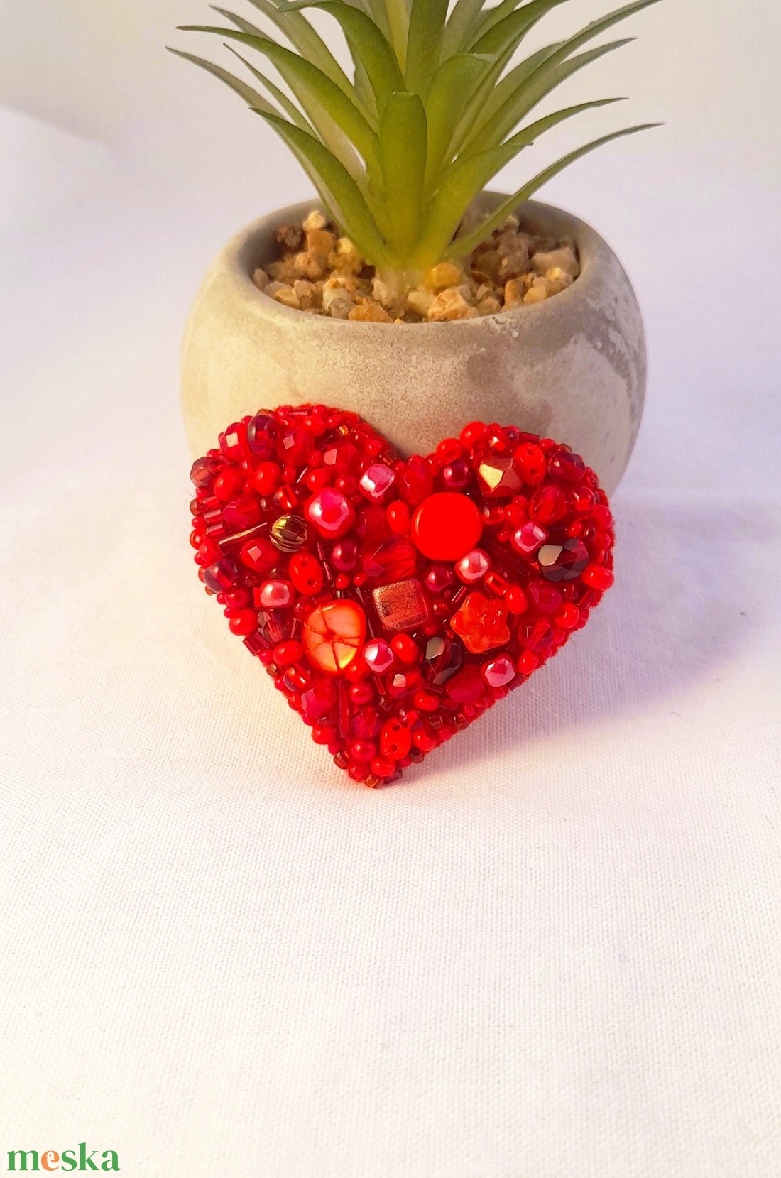 Kitűző - piros. - ékszer - kitűző és bross - Meska.hu Kitűző - piros. - ékszer - kitűző és bross - Meska.hu