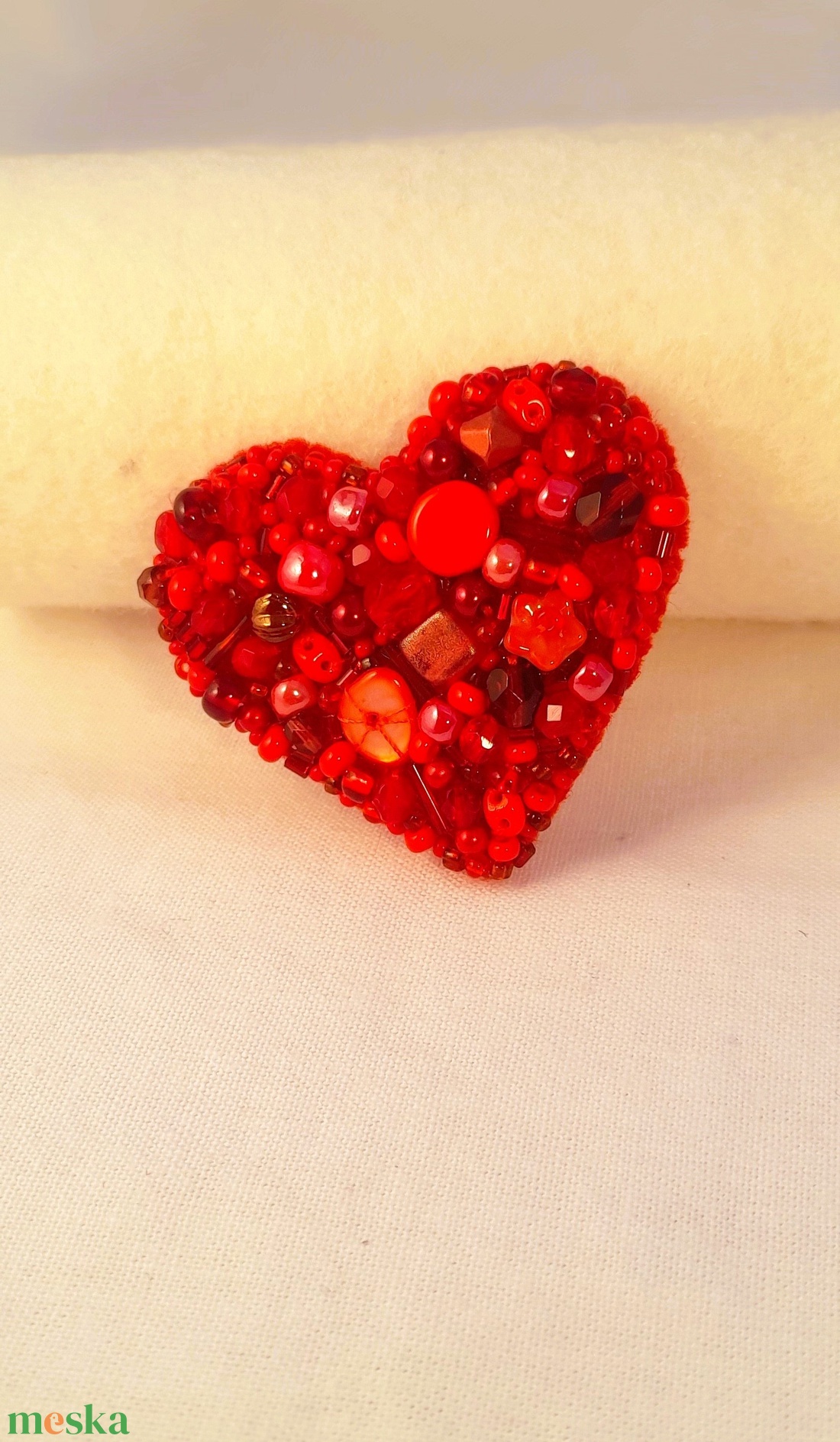 Kitűző - piros. - ékszer - kitűző és bross - Meska.hu Kitűző - piros. - ékszer - kitűző és bross - Meska.hu