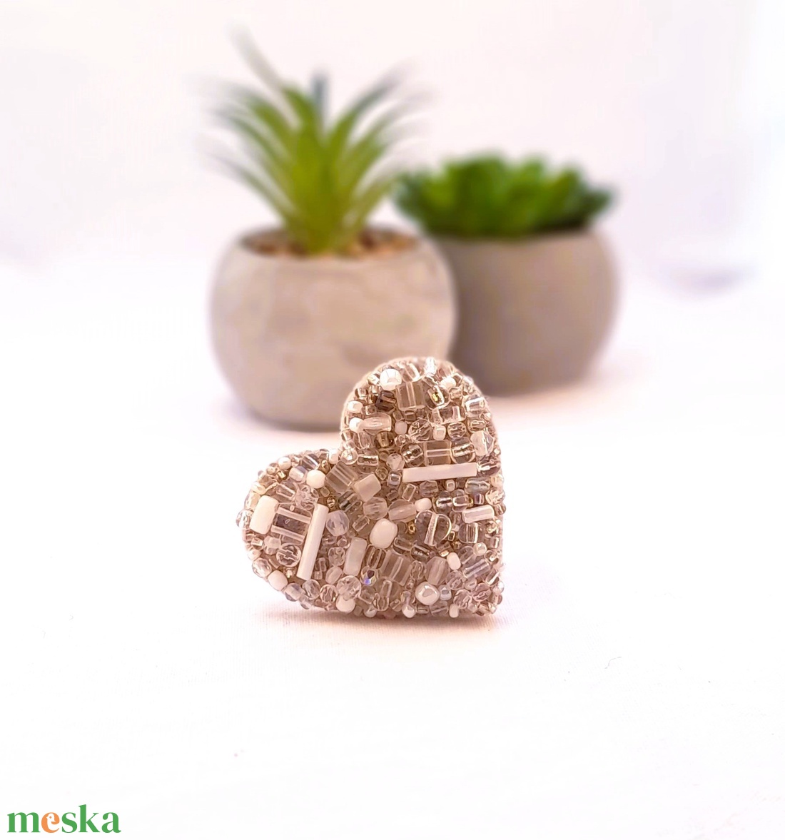 Kitűző - fehér , színtelen. - ékszer - kitűző és bross - Meska.hu