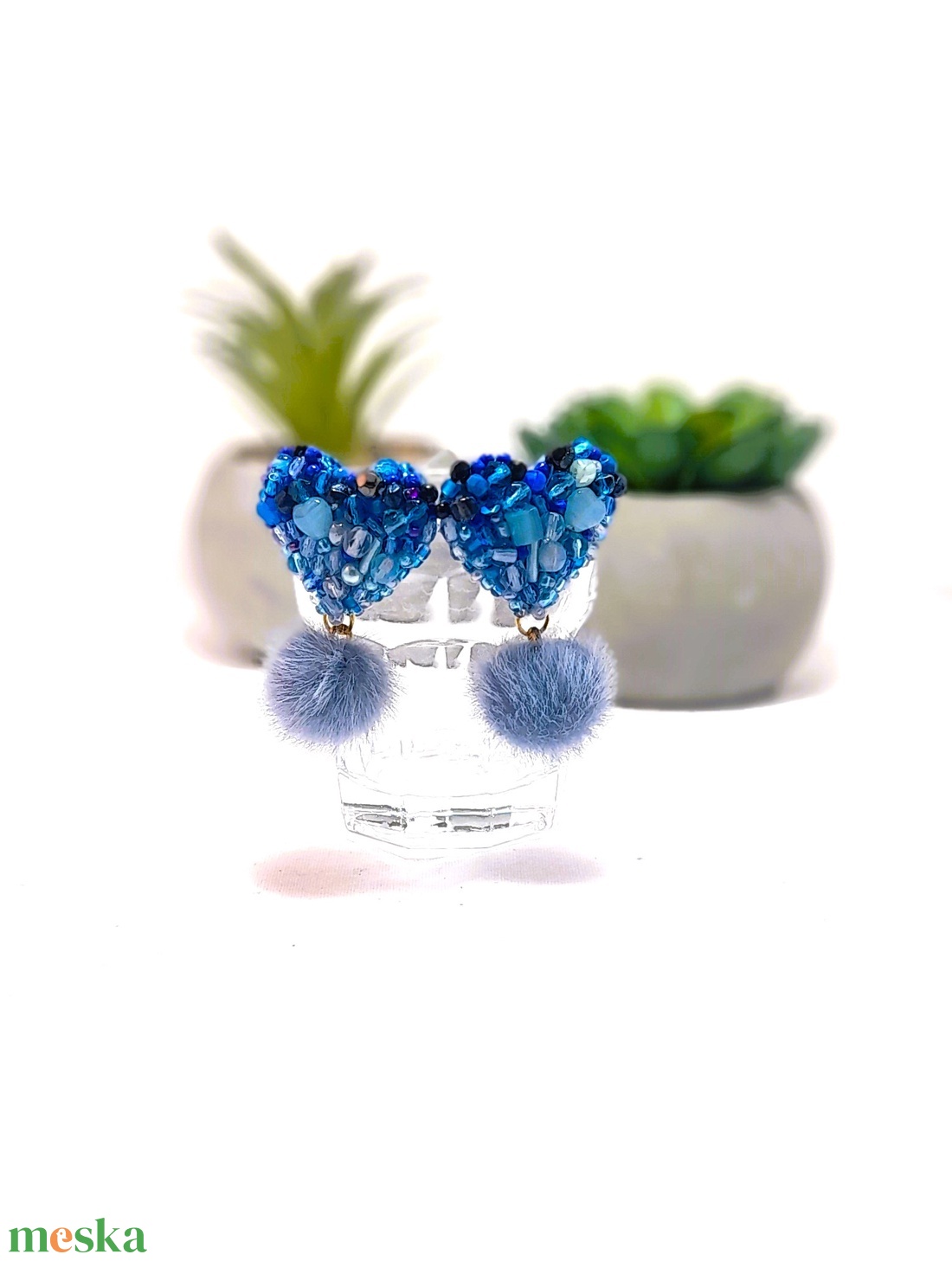 Kék gyöngyös , nyusziszőr pom-pom-os fülbevaló. - ékszer - fülbevaló - lógó fülbevaló - Meska.hu