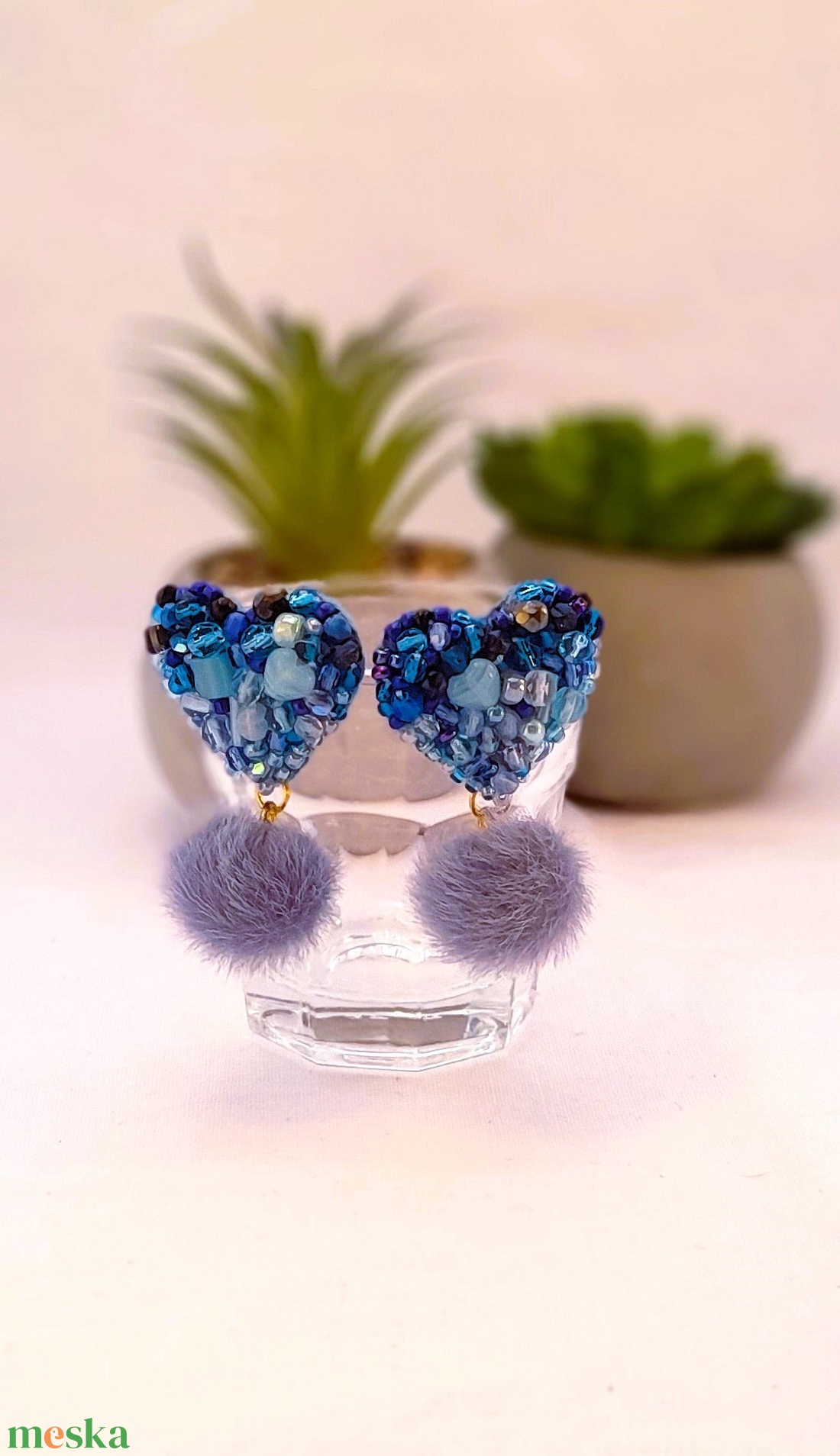 Kék gyöngyös , nyusziszőr pom-pom-os fülbevaló. - ékszer - fülbevaló - lógó fülbevaló - Meska.hu