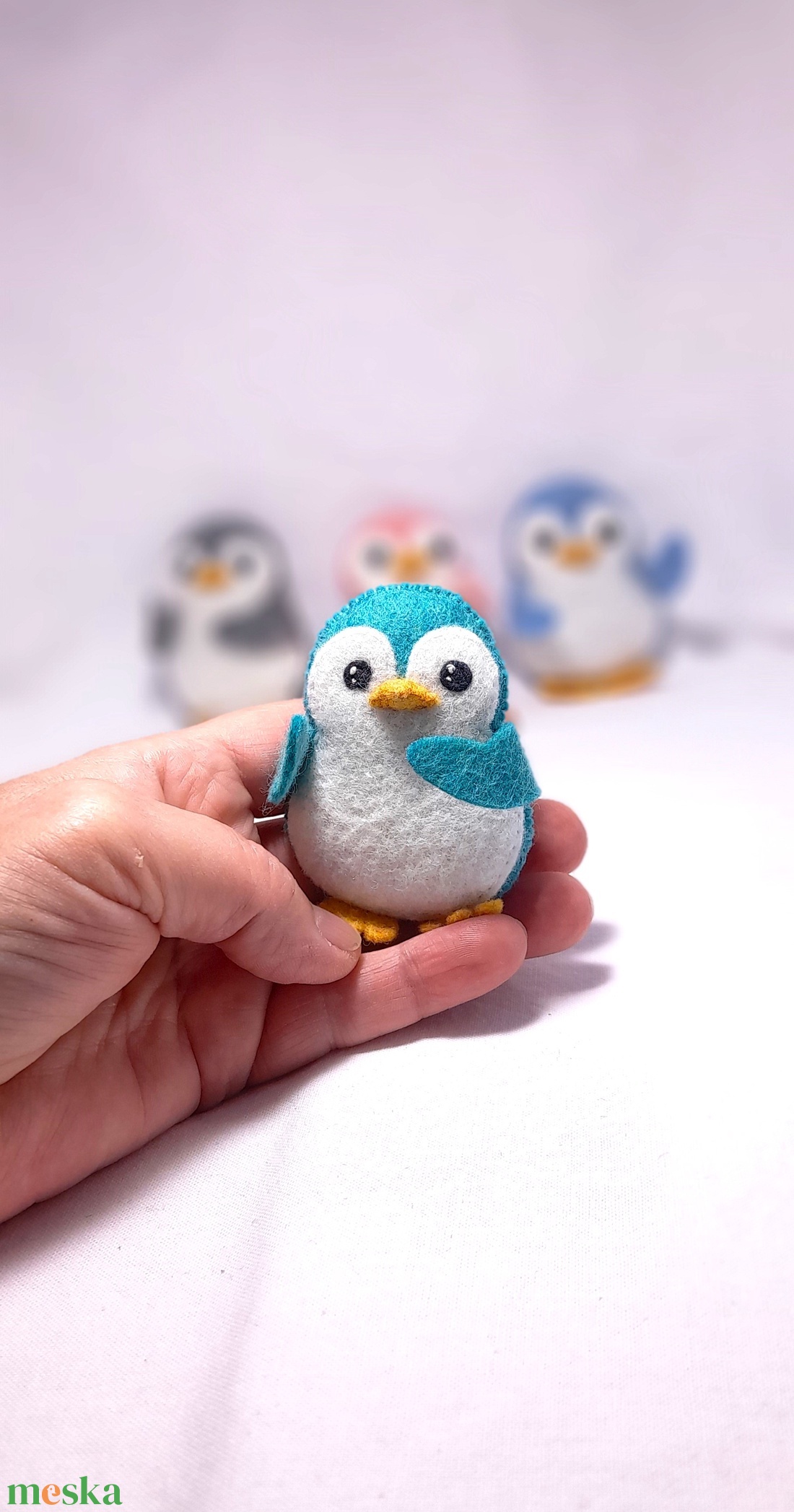 Vidám szines pingvinek - türkizzöld. - otthon & életmód - dekoráció - fali és függő dekoráció - függődísz - Meska.hu