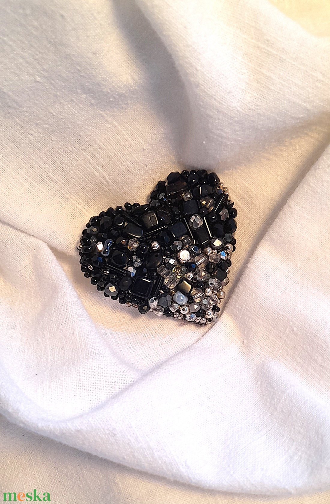 Apró gyöngyös Kitűző - fekete. - ékszer - kitűző és bross - Meska.hu