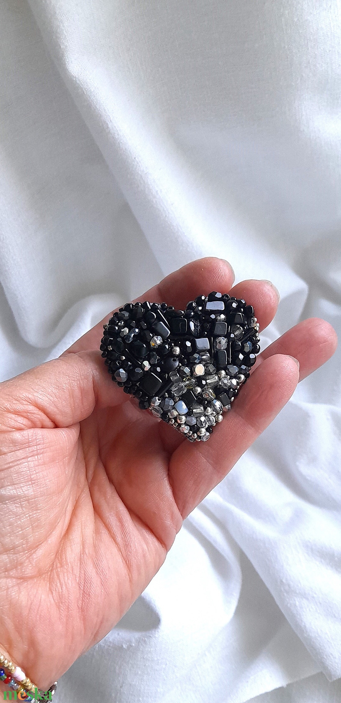 Apró gyöngyös Kitűző - fekete. - ékszer - kitűző és bross - Meska.hu