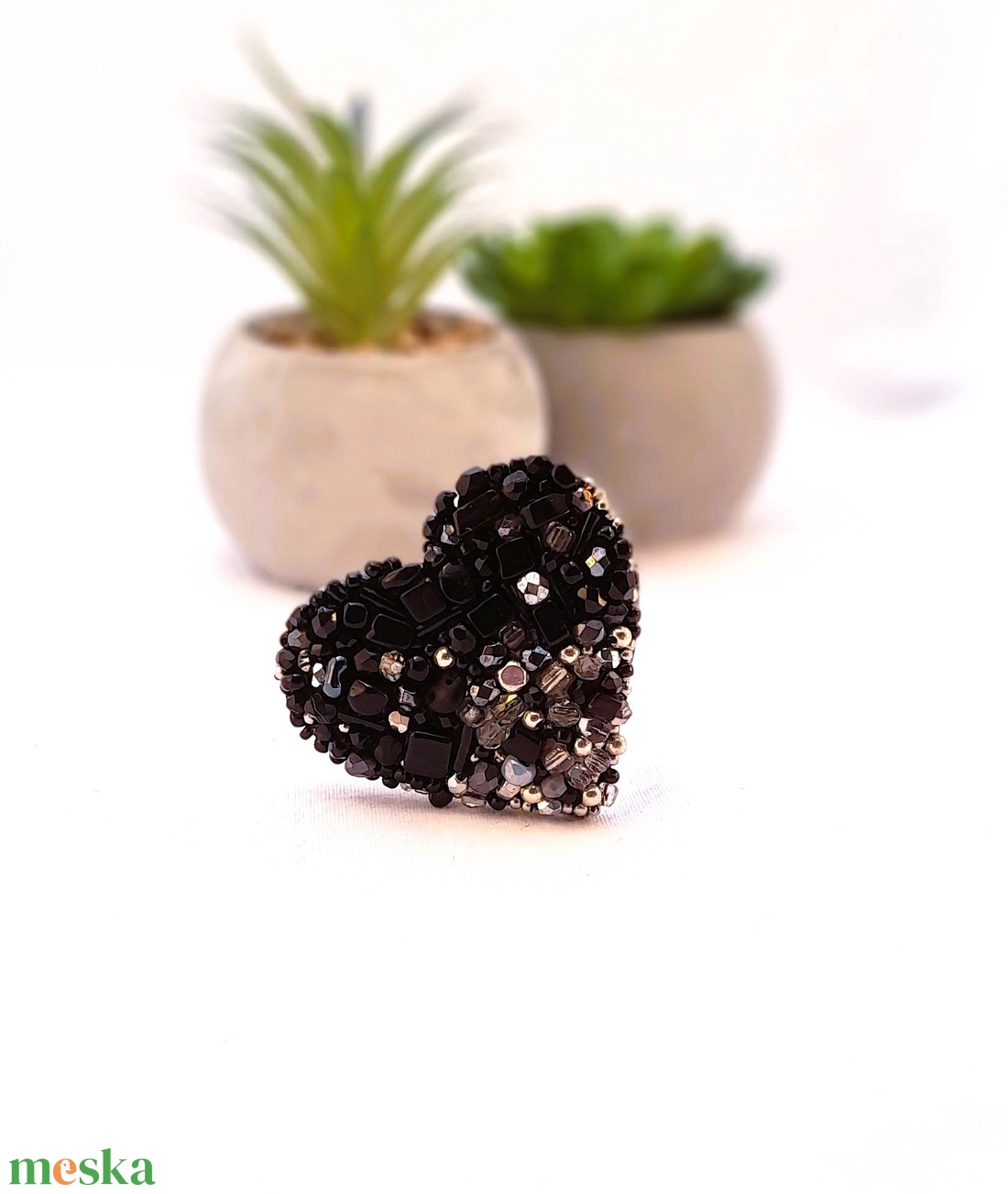 Apró gyöngyös Kitűző - fekete. - ékszer - kitűző és bross - Meska.hu