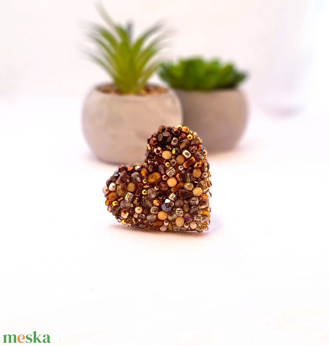 Apró gyöngyös Kitűző - barna. - ékszer - kitűző és bross - Meska.hu