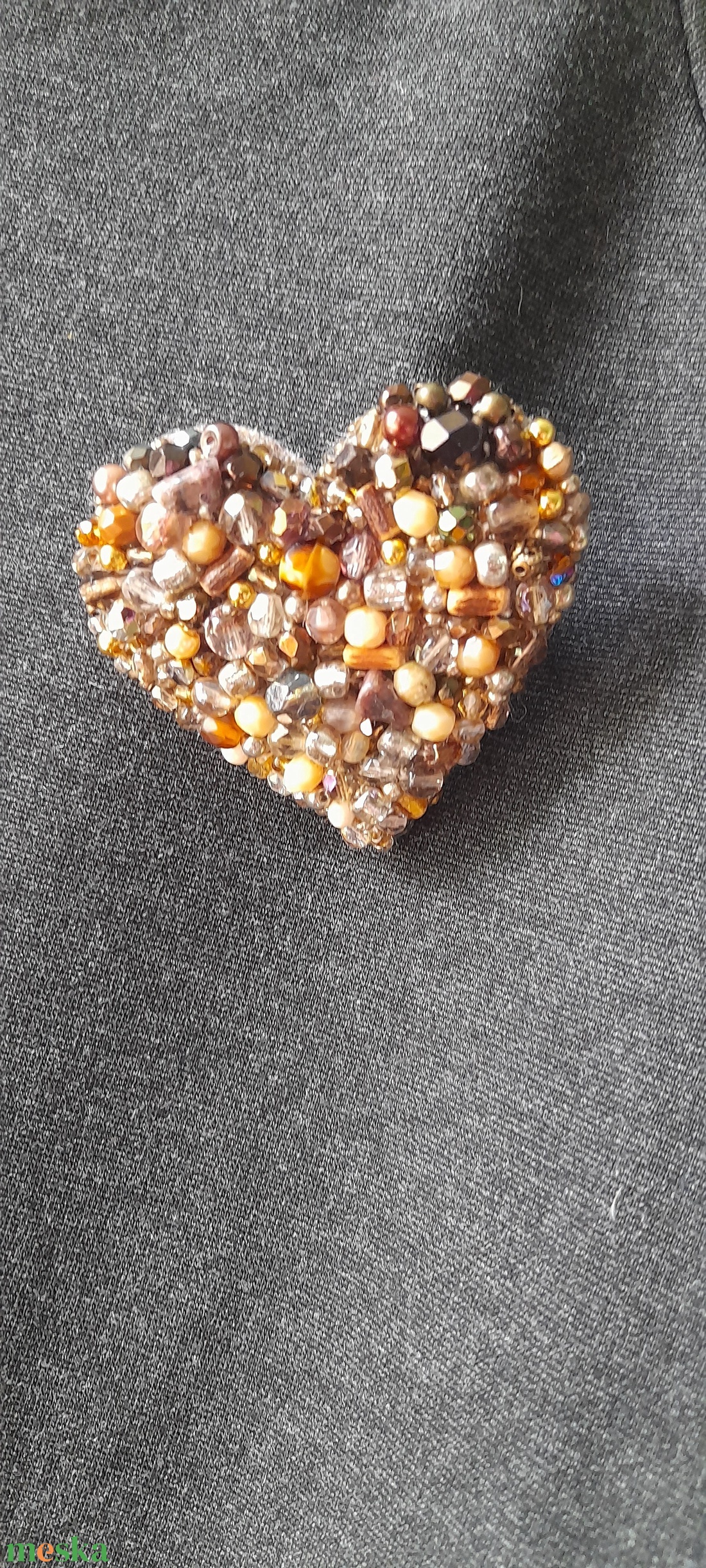 Apró gyöngyös Kitűző - barna. - ékszer - kitűző és bross - Meska.hu