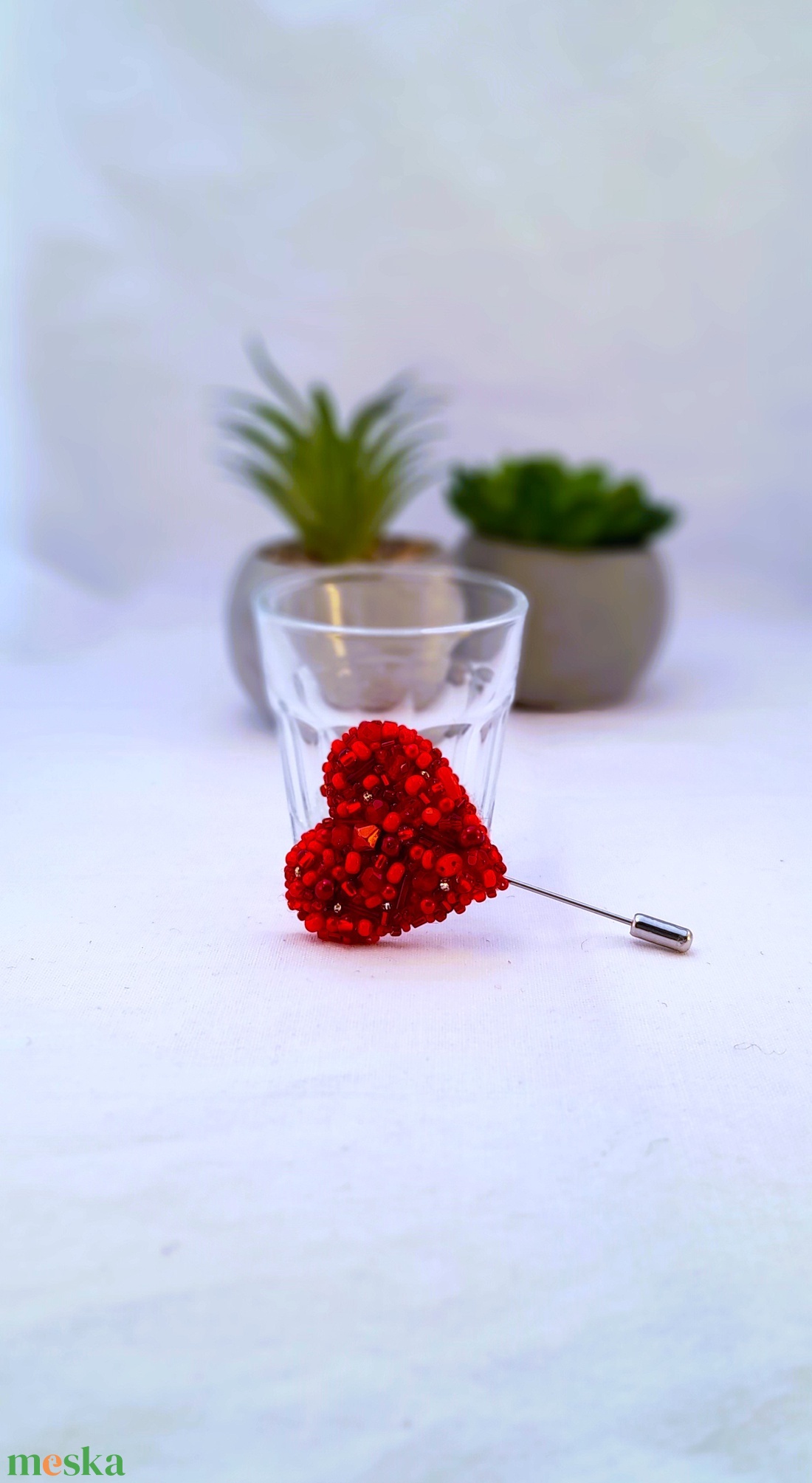 Apró gyöngyös Kitűző - piros. - ékszer - kitűző és bross - Meska.hu
