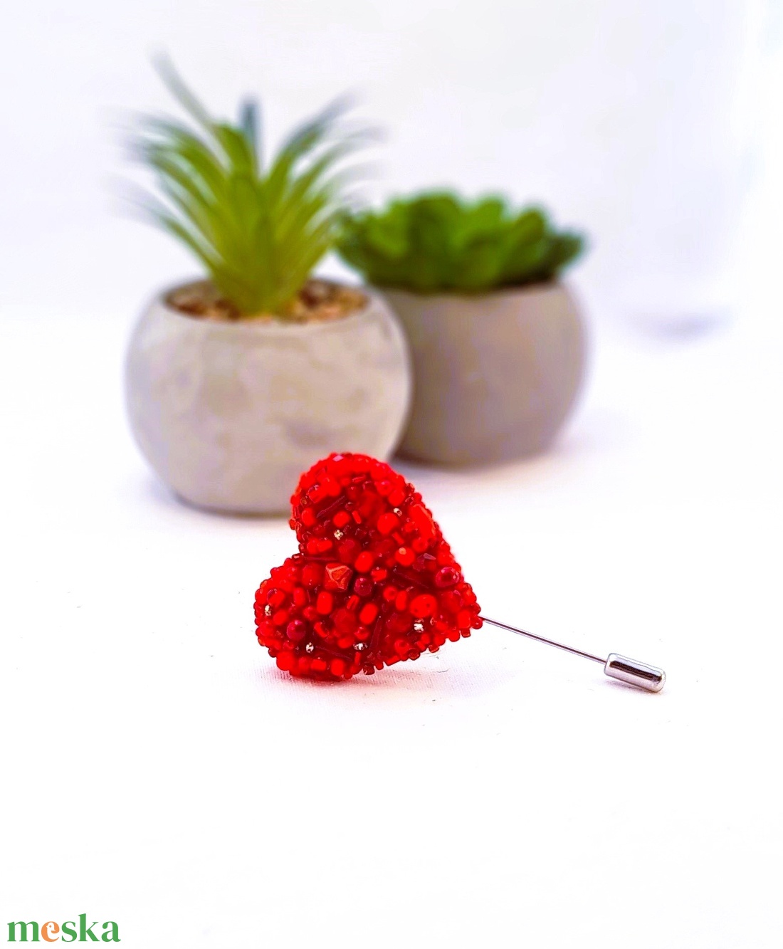 Apró gyöngyös Kitűző - piros. - ékszer - kitűző és bross - Meska.hu