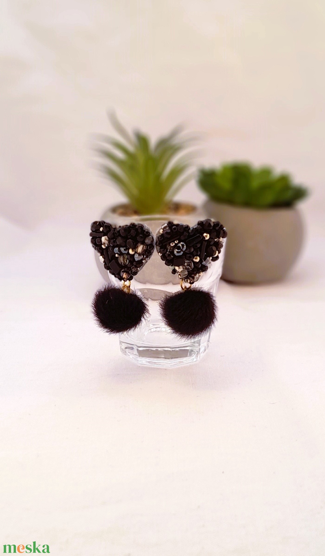 Fekete gyöngyös , nyusziszőr pom-pom-os fülbevaló. - ékszer - fülbevaló - lógó fülbevaló - Meska.hu