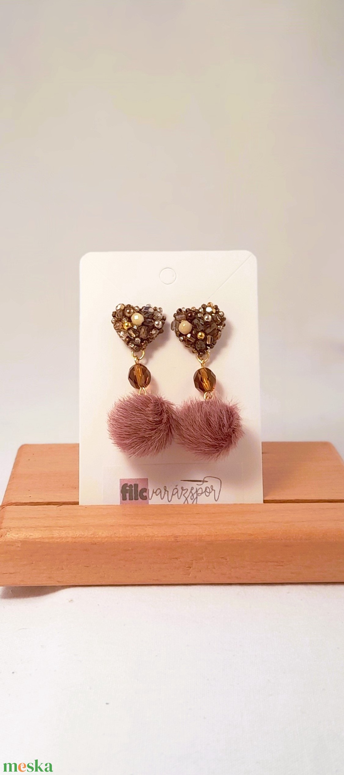 Barna gyöngyös, nyuszi pom-pom-os  fülbevaló. - ékszer - fülbevaló - lógó fülbevaló - Meska.hu