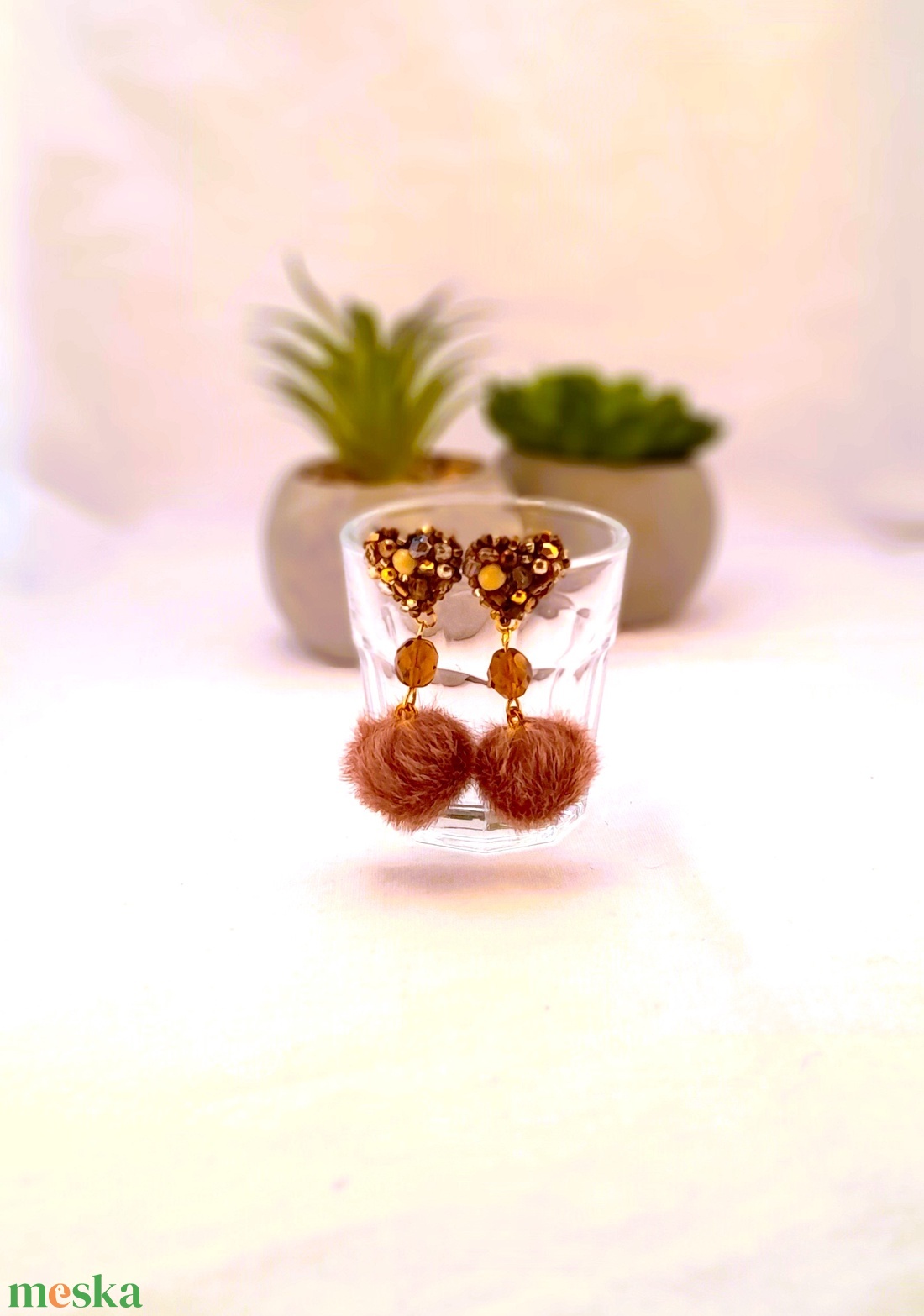 Barna gyöngyös, nyuszi pom-pom-os  fülbevaló. - ékszer - fülbevaló - lógó fülbevaló - Meska.hu