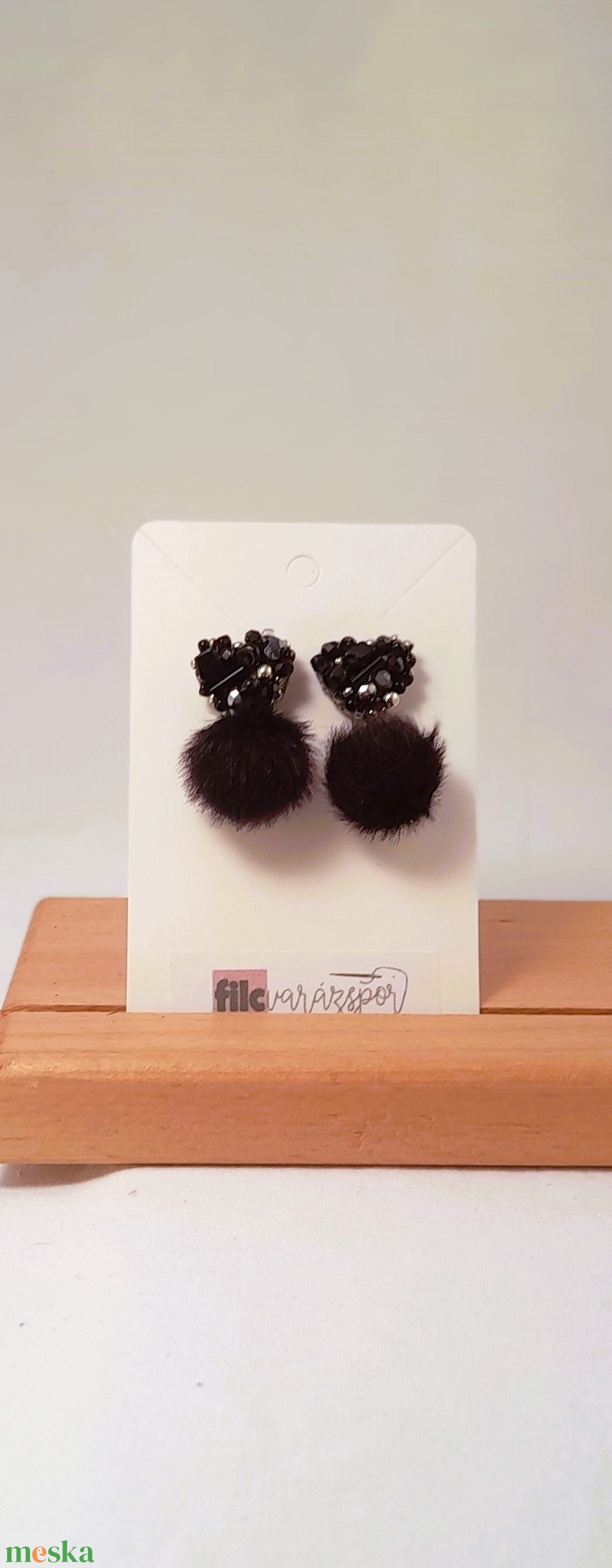 Fekete gyöngyös , nyusziszőr pom-pom-os fülbevaló.2. - ékszer - fülbevaló - lógó fülbevaló - Meska.hu