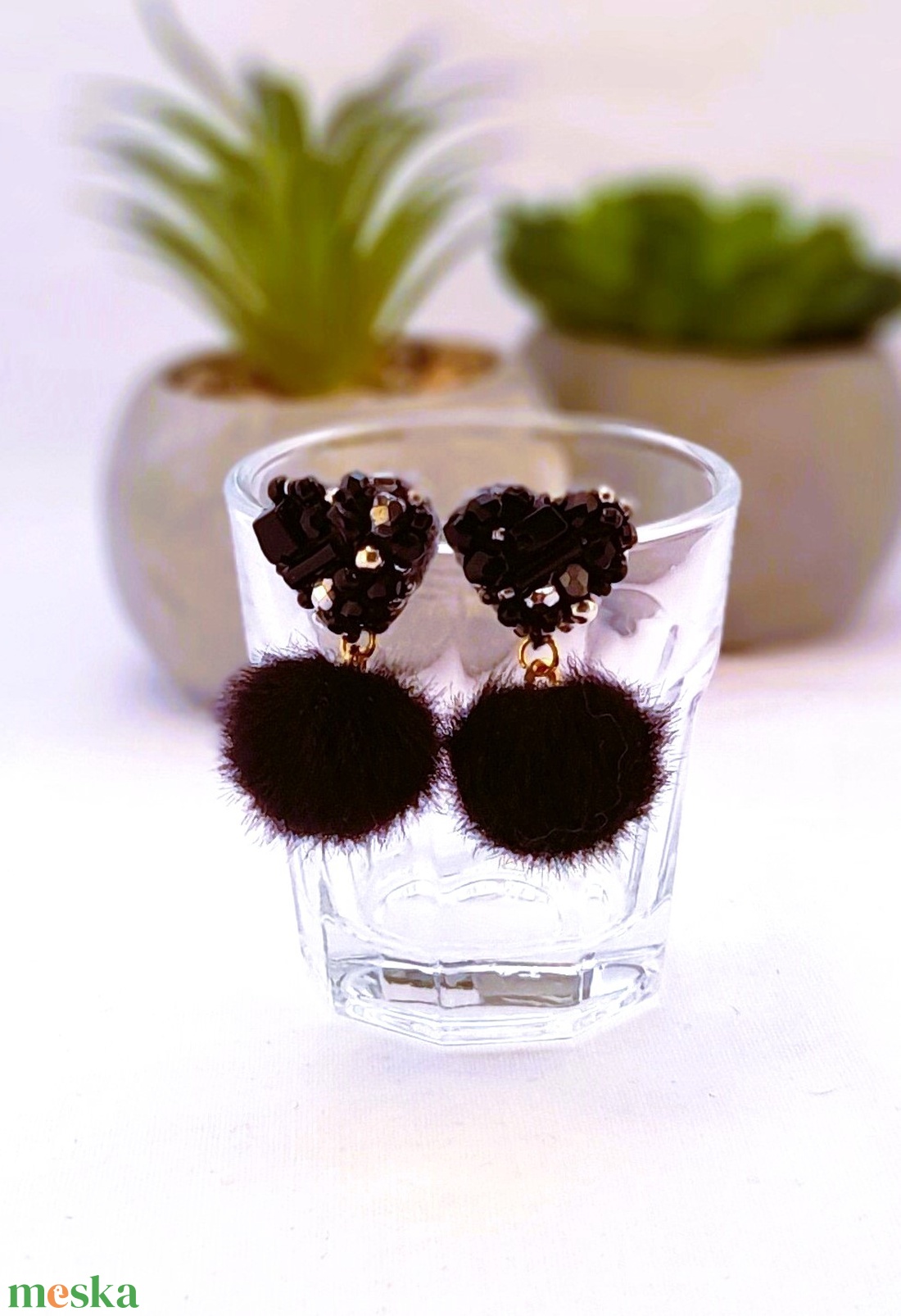 Fekete gyöngyös , nyusziszőr pom-pom-os fülbevaló.2. - ékszer - fülbevaló - lógó fülbevaló - Meska.hu