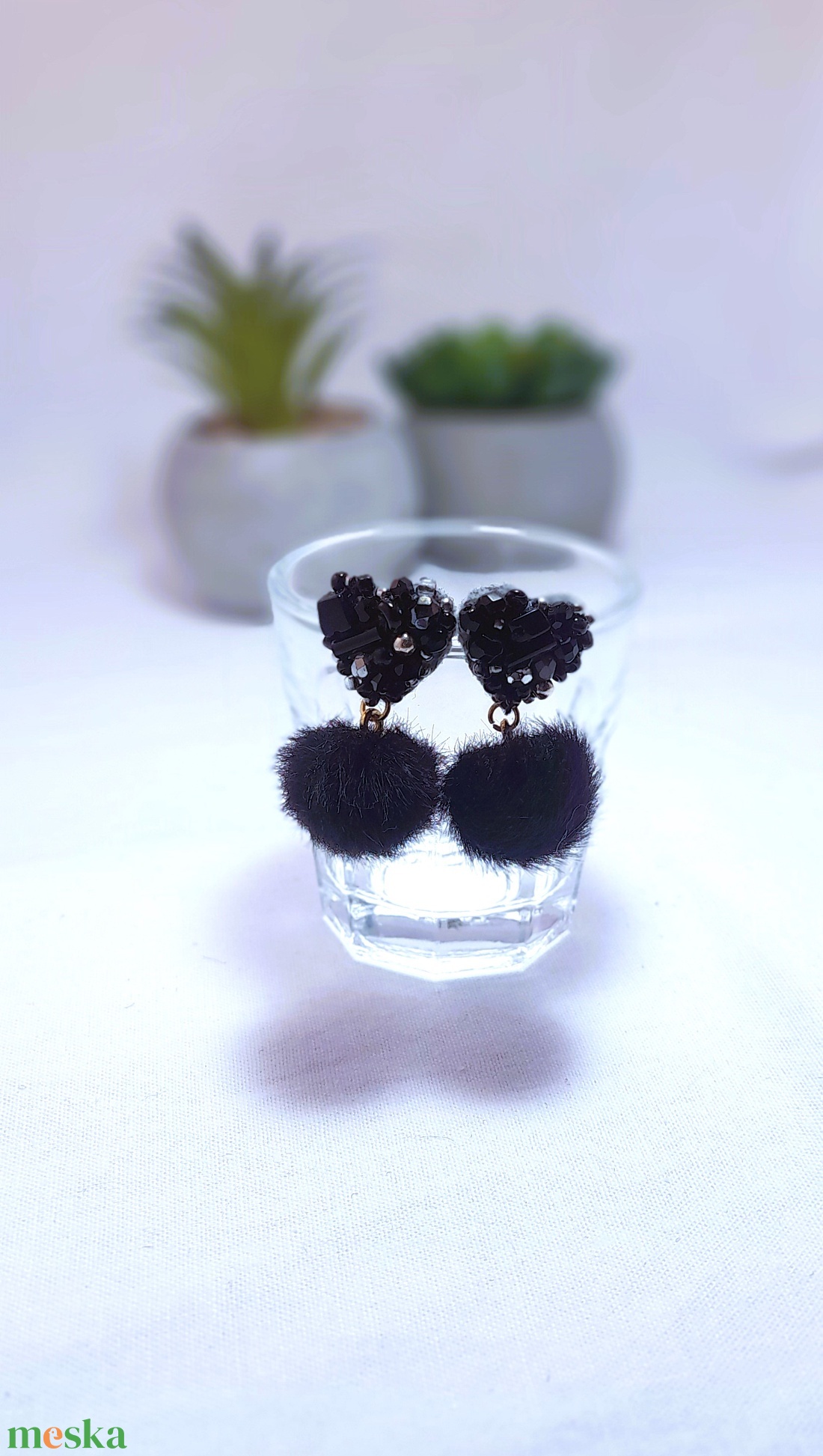 Fekete gyöngyös , nyusziszőr pom-pom-os fülbevaló.2. - ékszer - fülbevaló - lógó fülbevaló - Meska.hu