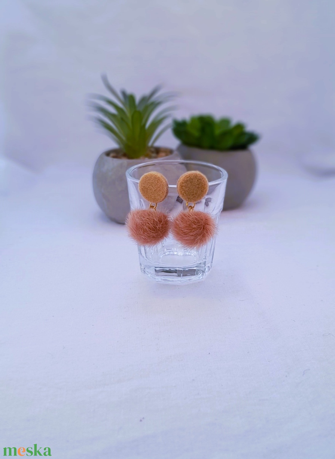 Filc és nyusziszőr pom-pom-os fülbevaló. Beige. - ékszer - fülbevaló - lógó fülbevaló - Meska.hu