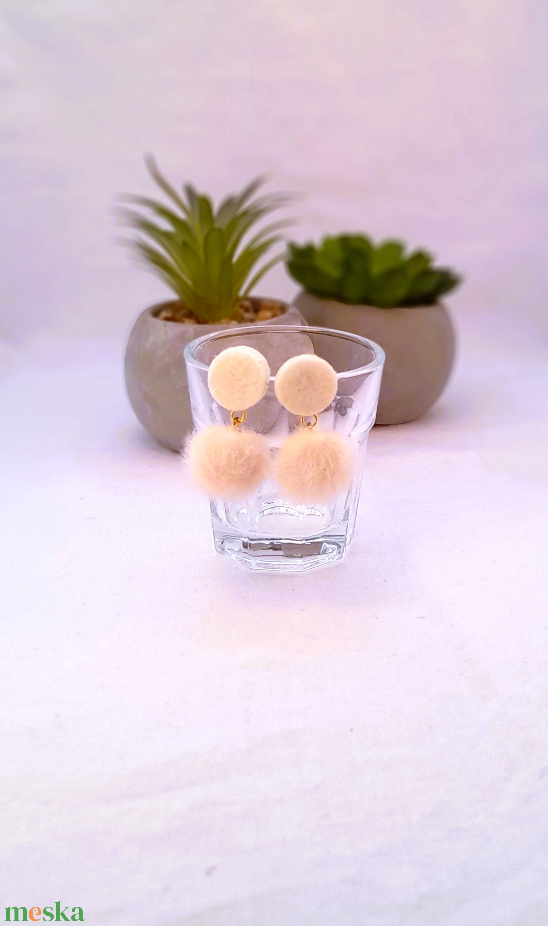 Filc és nyusziszőr pom-pom-os fülbevaló. Fehér. - ékszer - fülbevaló - lógó fülbevaló - Meska.hu