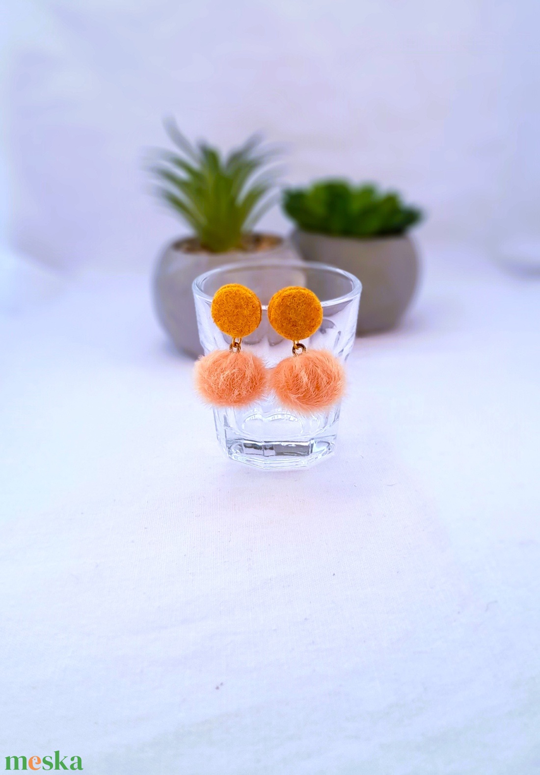 Filc és nyusziszőr pom-pom-os fülbevaló. Narancssárga. - ékszer - fülbevaló - lógó fülbevaló - Meska.hu