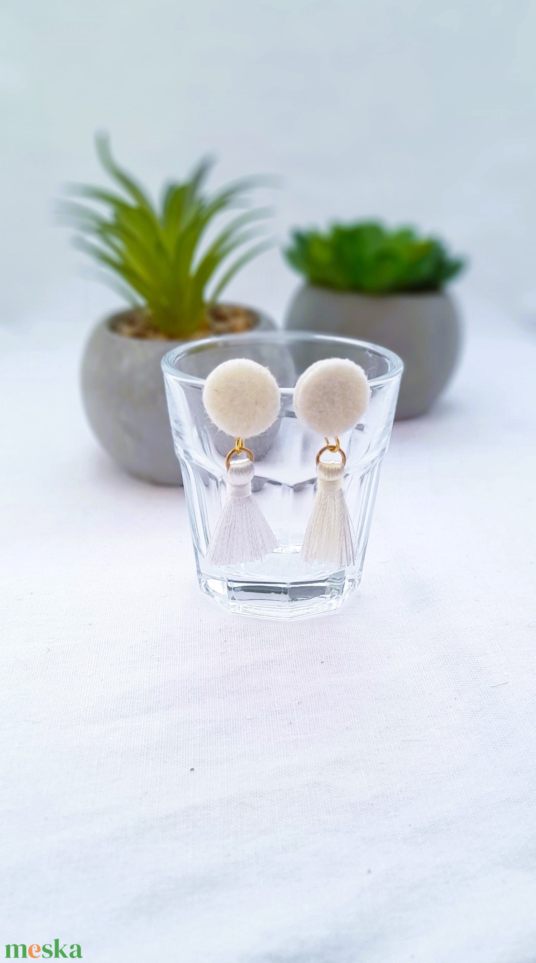 Filc bojtos fülbevaló. Fehér. - ékszer - fülbevaló - lógó fülbevaló - Meska.hu