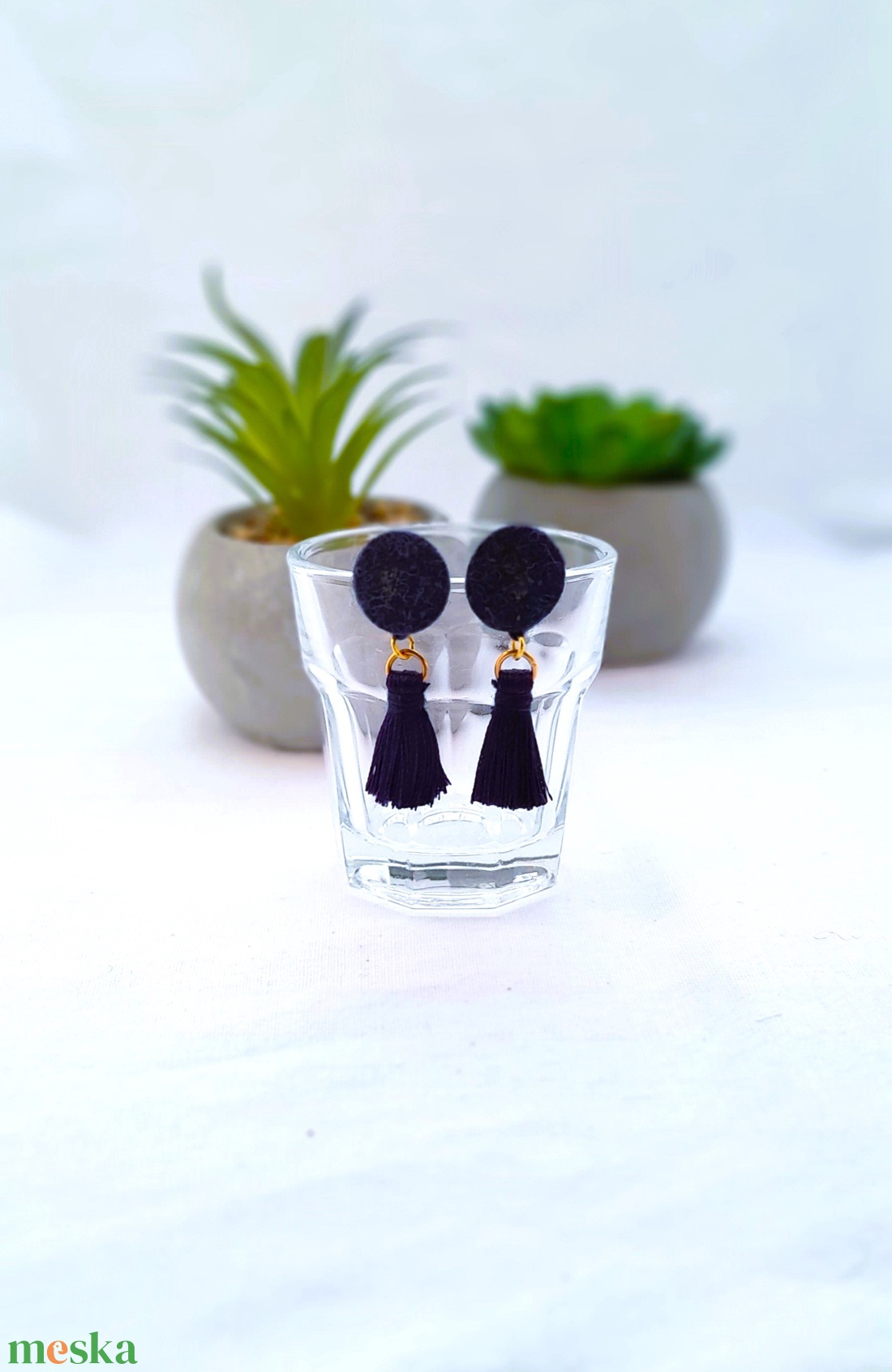 Filc bojtos fülbevaló. Sötétkék. - ékszer - fülbevaló - lógó fülbevaló - Meska.hu