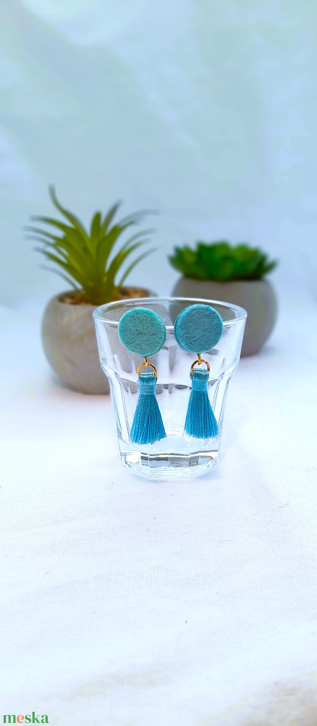 Filc bojtos fülbevaló. Türkizkék. - ékszer - fülbevaló - lógó fülbevaló - Meska.hu