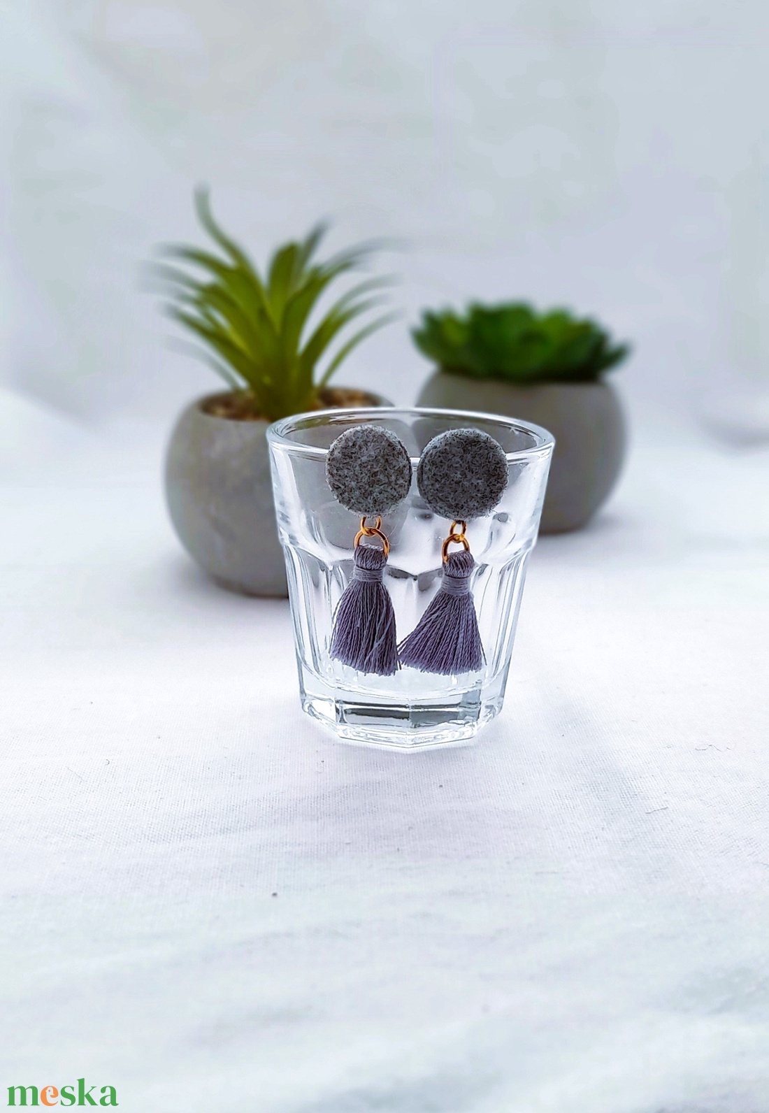 Filc bojtos fülbevaló. Szürke. - ékszer - fülbevaló - lógó fülbevaló - Meska.hu