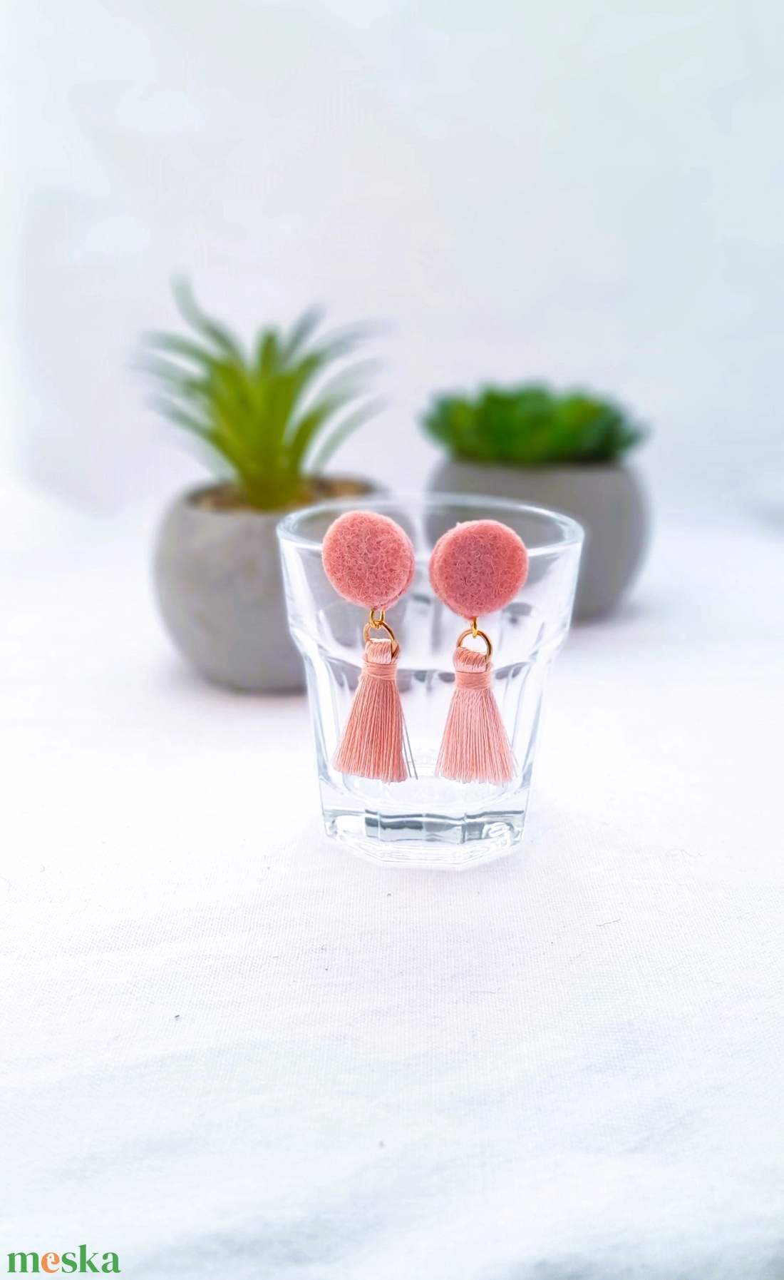 Filc bojtos fülbevaló. Rózsaszín. - ékszer - fülbevaló - lógó fülbevaló - Meska.hu