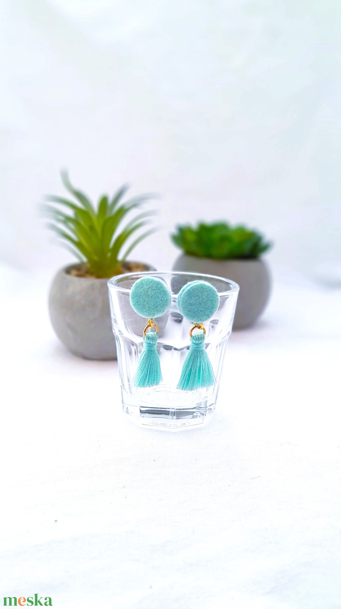 Filc bojtos fülbevaló. Menta. - ékszer - fülbevaló - lógó fülbevaló - Meska.hu