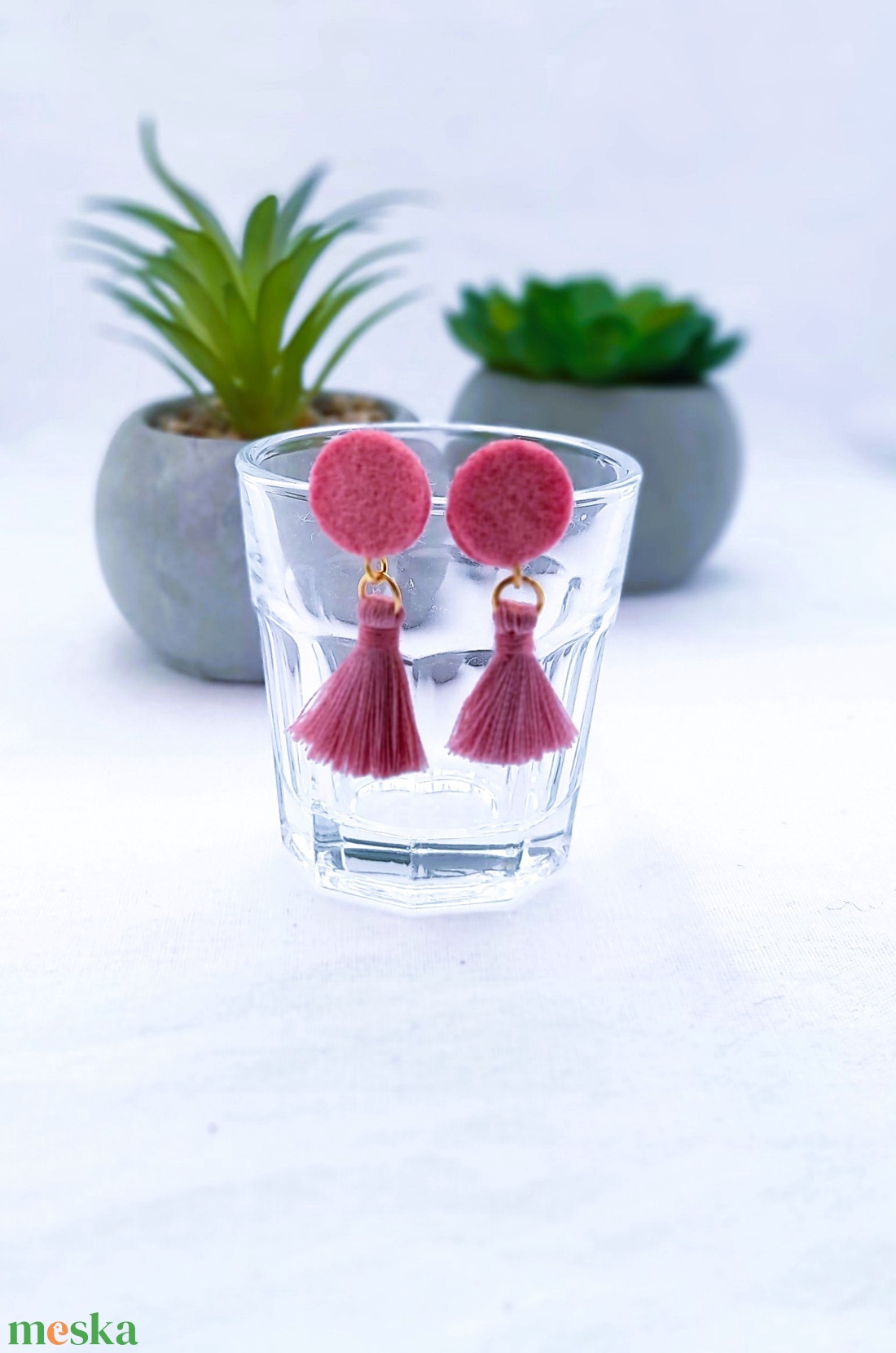 Filc bojtos fülbevaló. Mályva. - ékszer - fülbevaló - lógó fülbevaló - Meska.hu