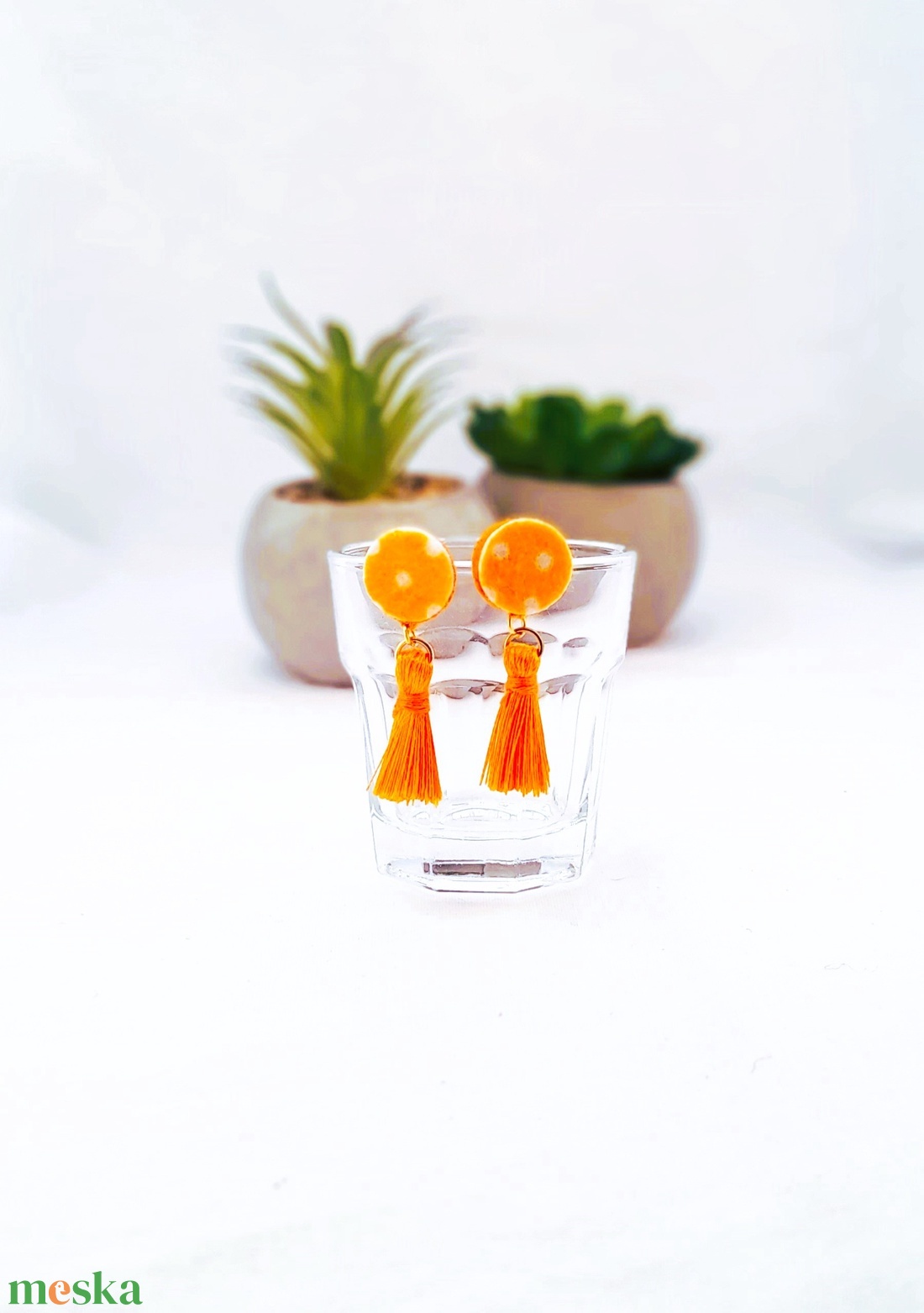 Filc bojtos fülbevaló. pöttyös narancs. - ékszer - fülbevaló - lógó fülbevaló - Meska.hu
