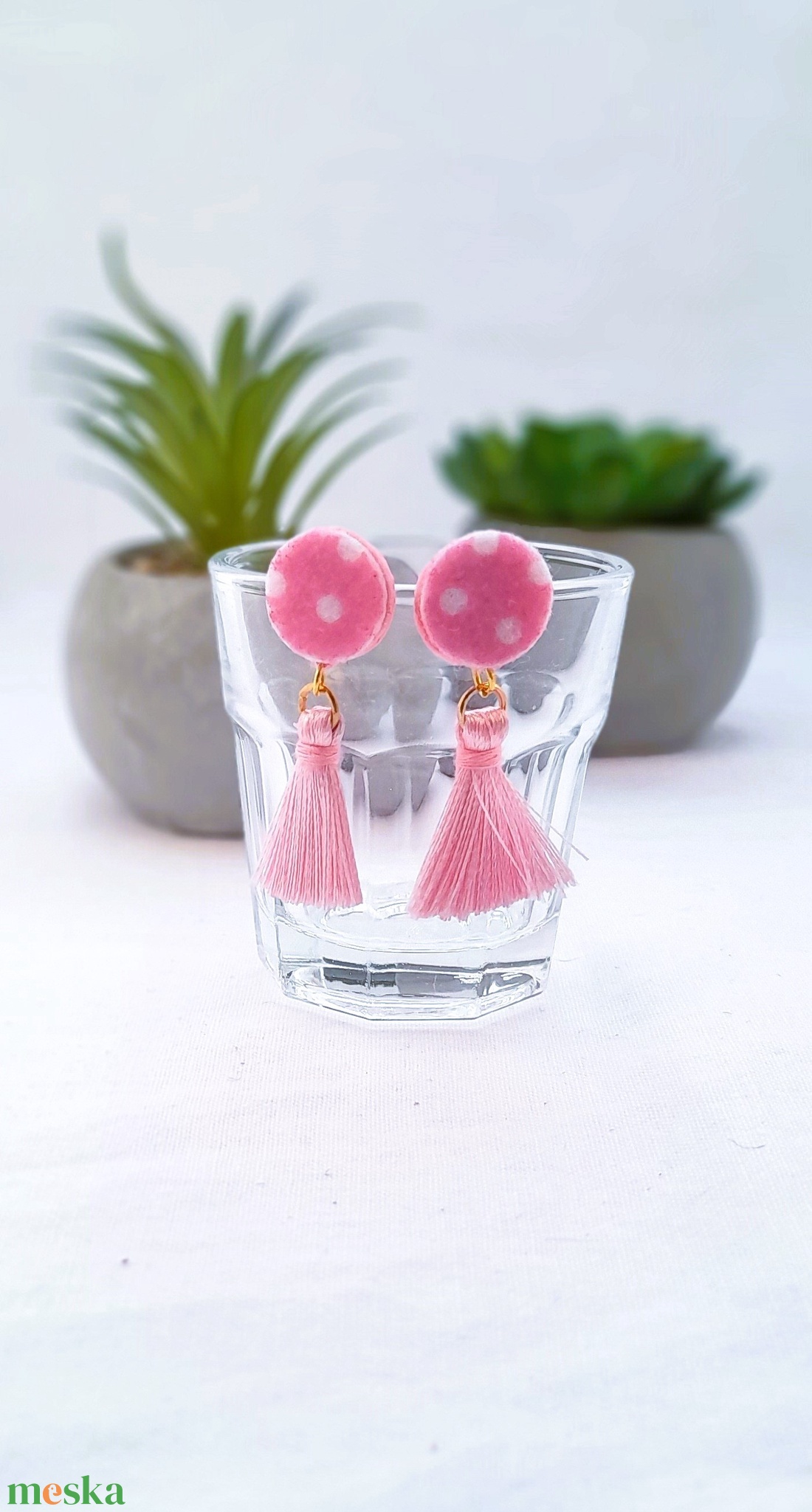 Filc bojtos fülbevaló. pöttyös rózsaszín. - ékszer - fülbevaló - lógó fülbevaló - Meska.hu
