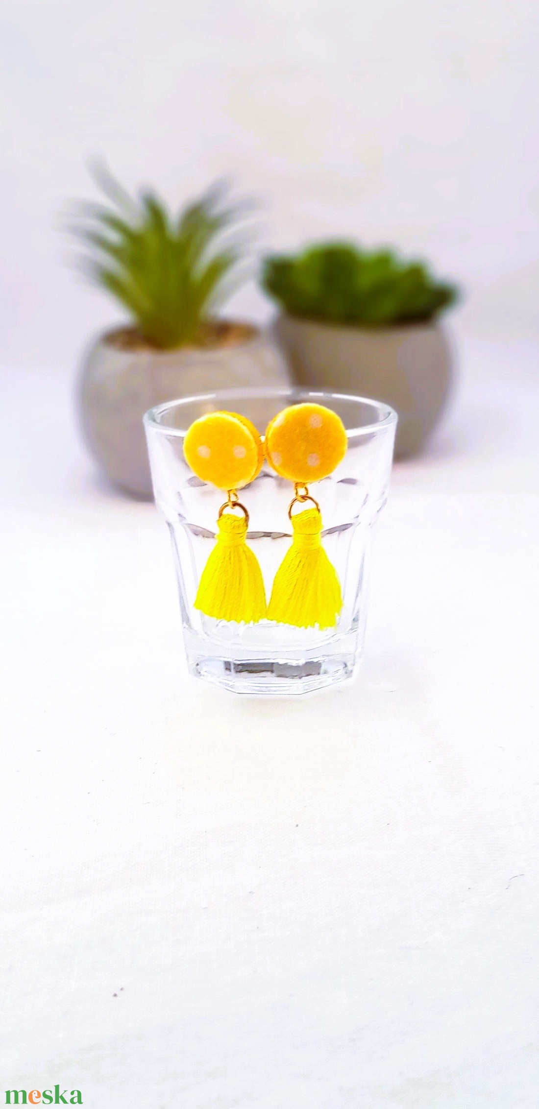 Filc bojtos fülbevaló. pöttyös sárga. - ékszer - fülbevaló - lógó fülbevaló - Meska.hu