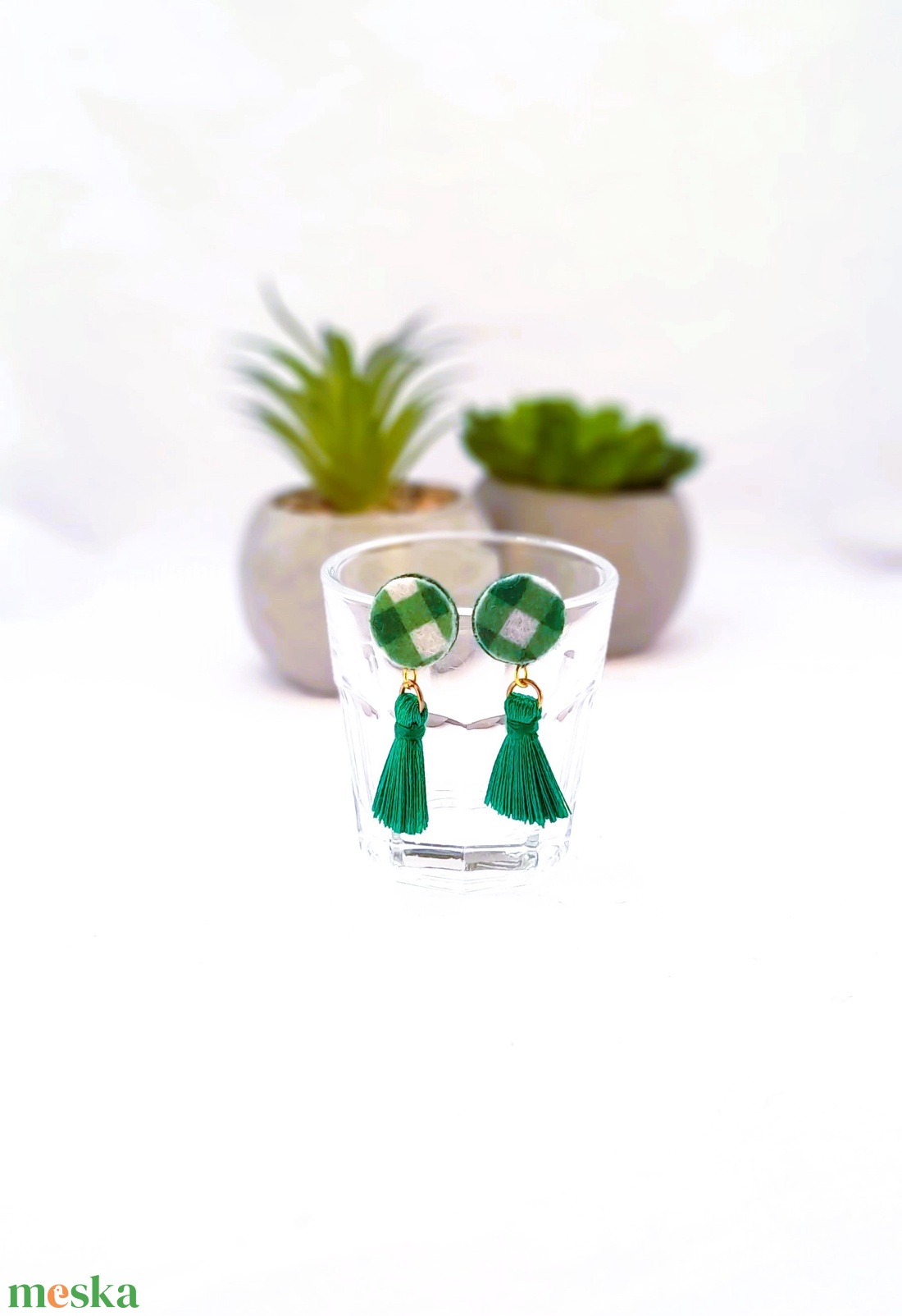 Filc bojtos fülbevaló. kockás zöld. - ékszer - fülbevaló - lógó fülbevaló - Meska.hu